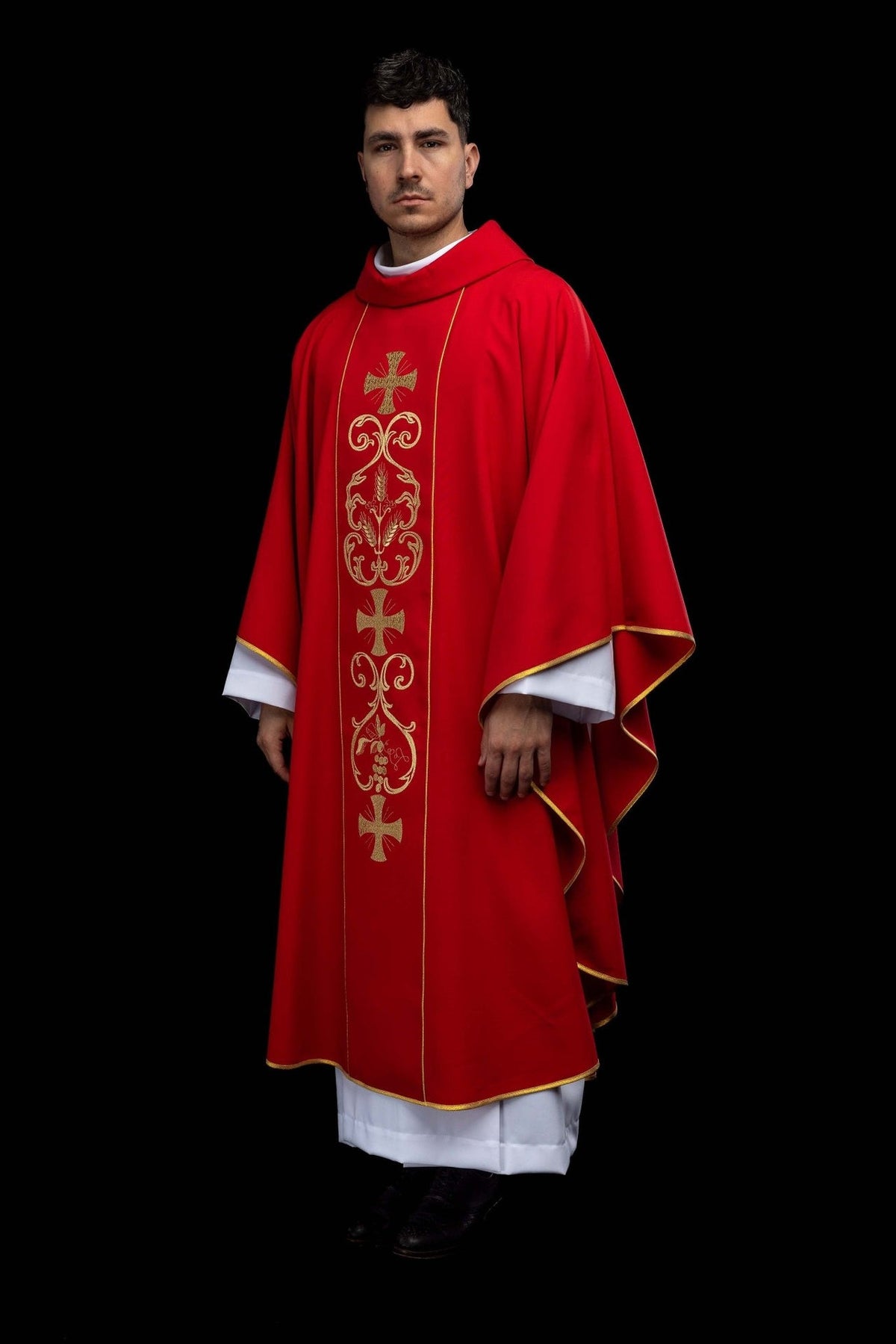 Czerwony ornat liturgiczny zdobiony haftowanym pasem
