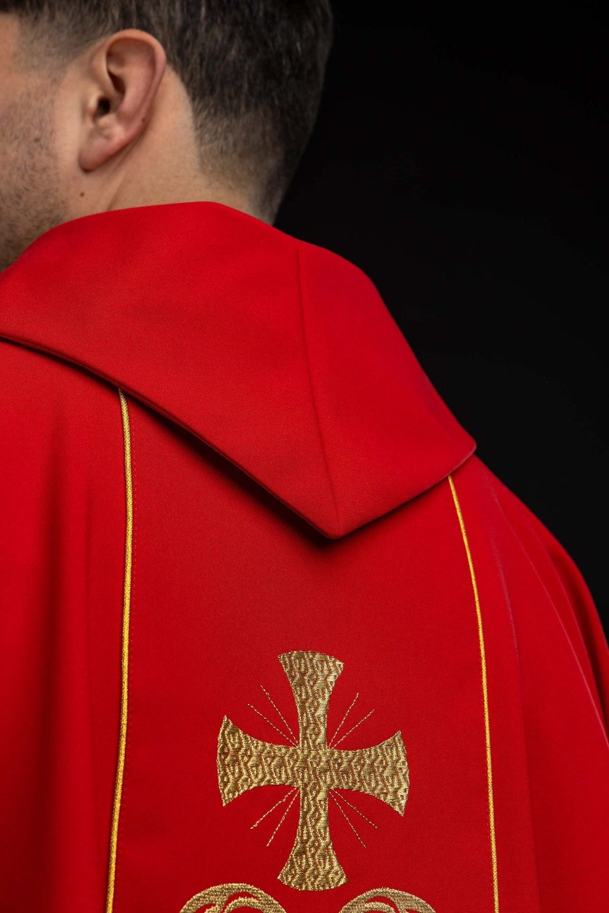 Czerwony ornat liturgiczny zdobiony haftowanym pasem