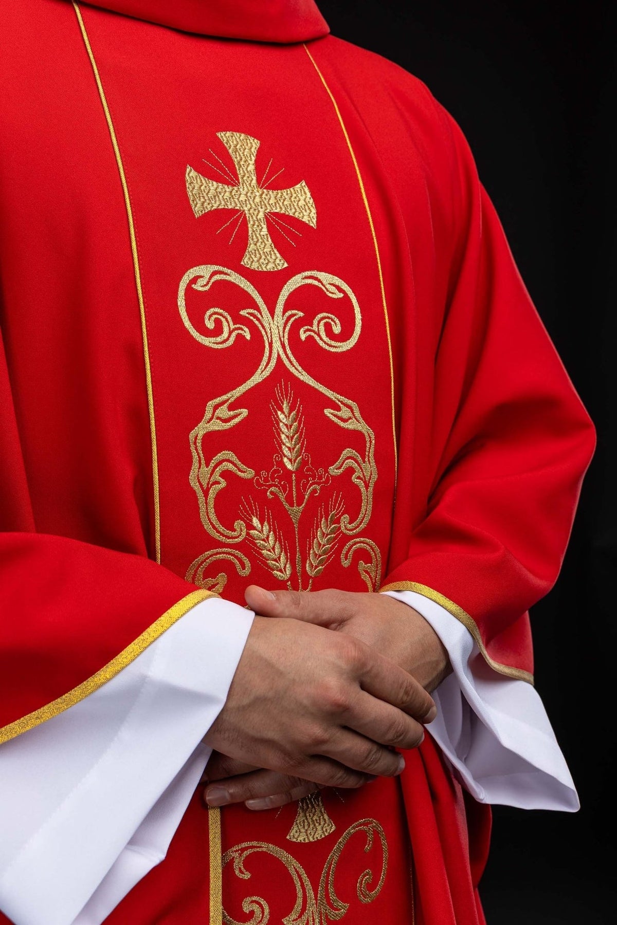 Czerwony ornat liturgiczny zdobiony haftowanym pasem