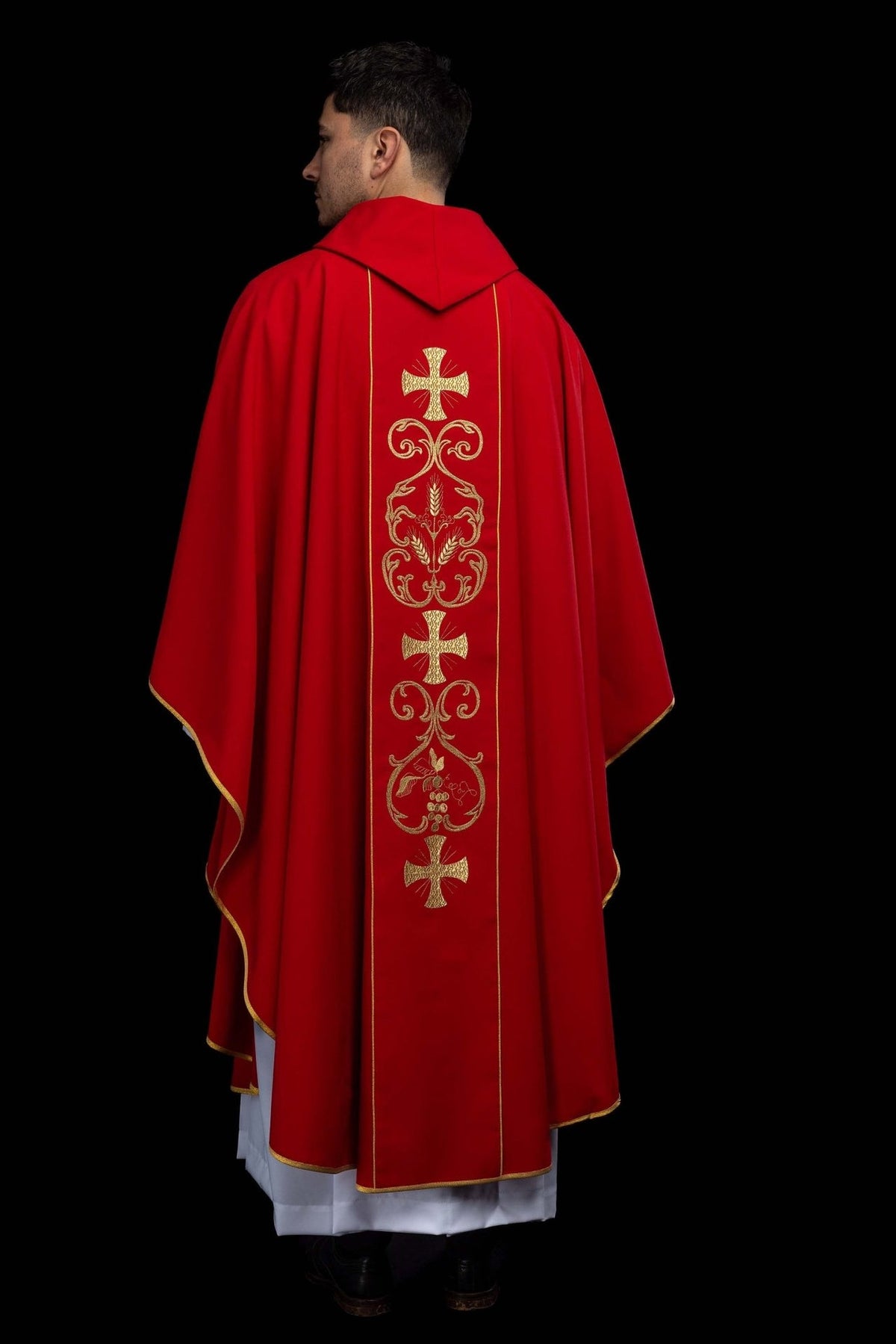 Czerwony ornat liturgiczny zdobiony haftowanym pasem