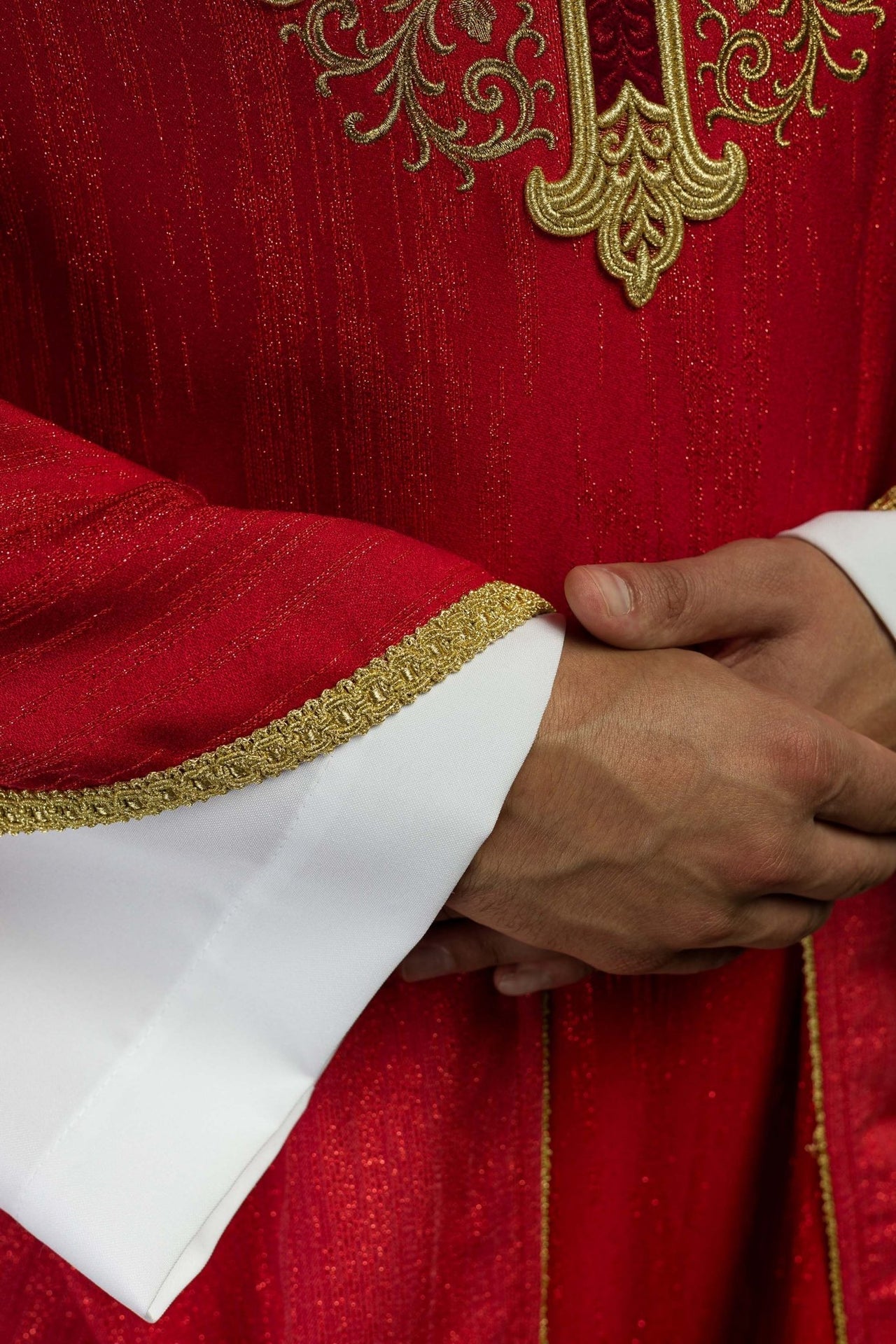 Czerwony ornat z haftowanym motywem krzyża na ozdobnej tkaninie
