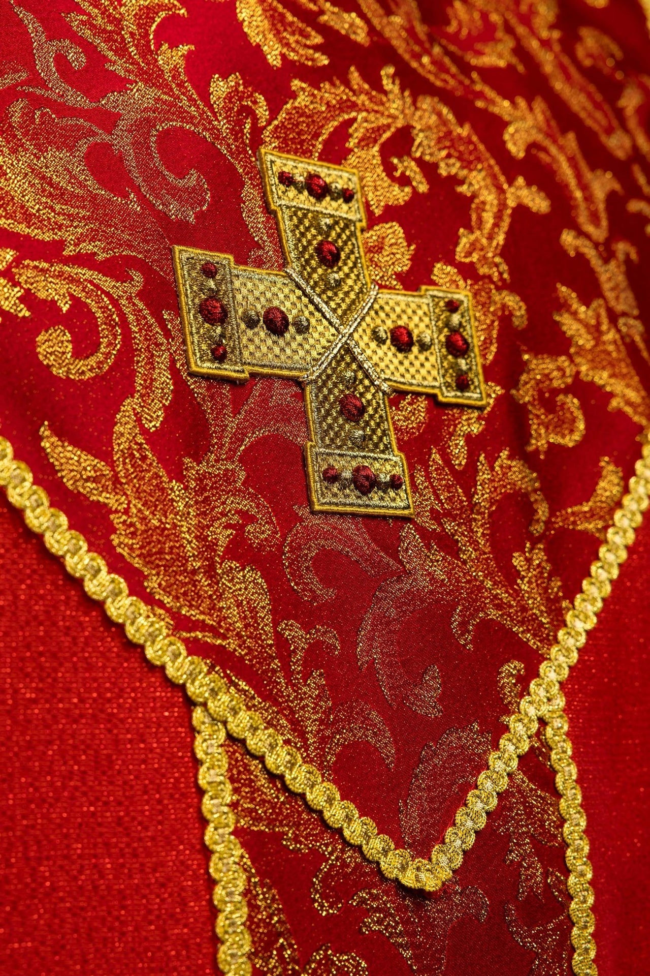 Czerwony ornat z krzyżem ozdobiony tkaniną żakardową