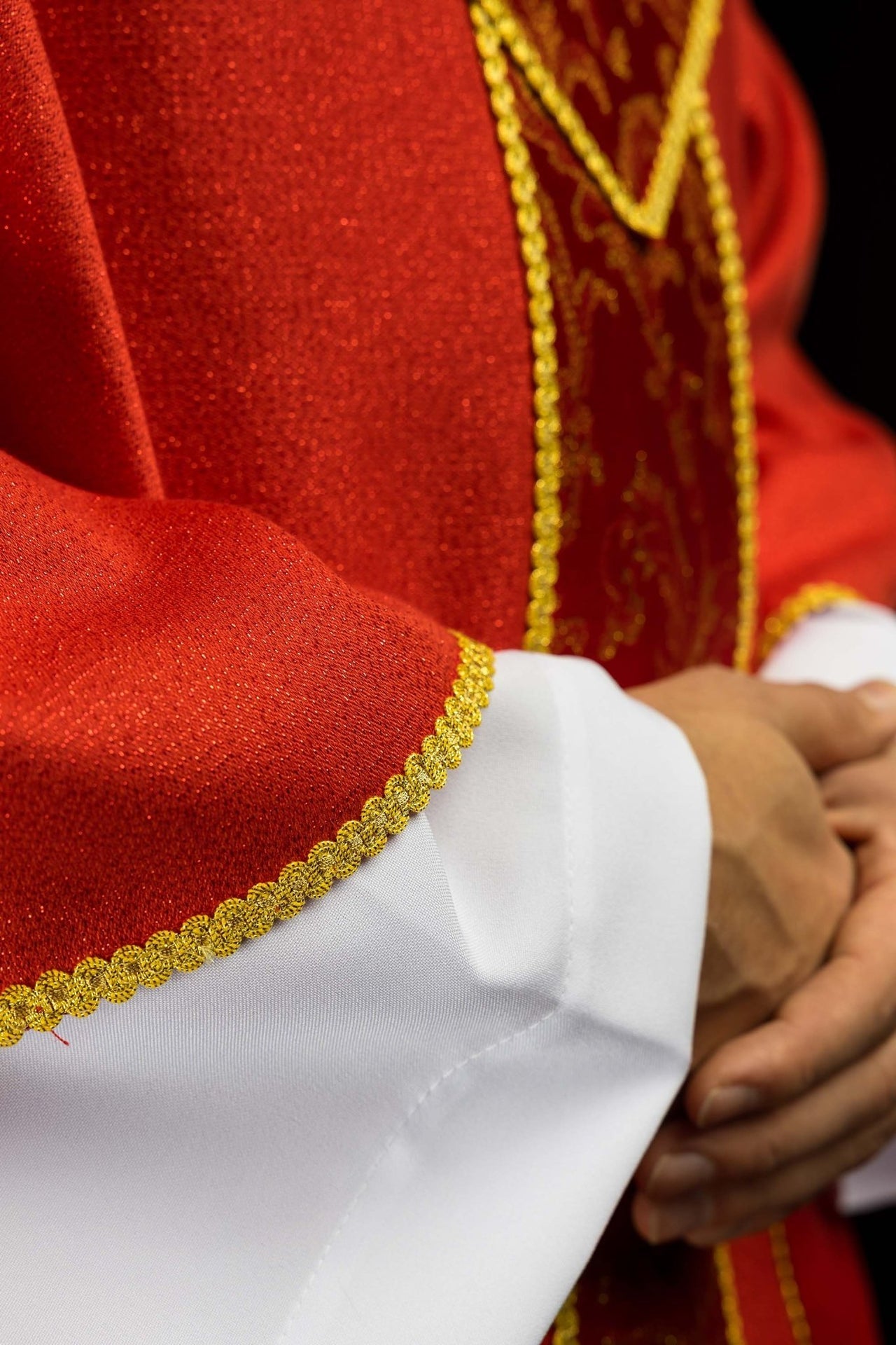 Czerwony ornat z krzyżem ozdobiony tkaniną żakardową