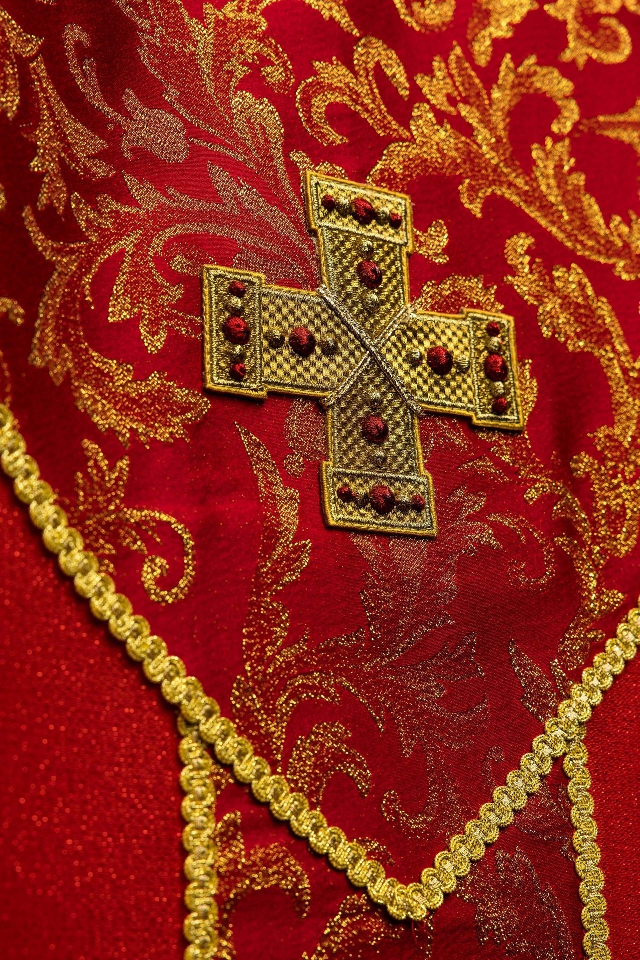 Czerwony ornat z krzyżem ozdobiony tkaniną żakardową