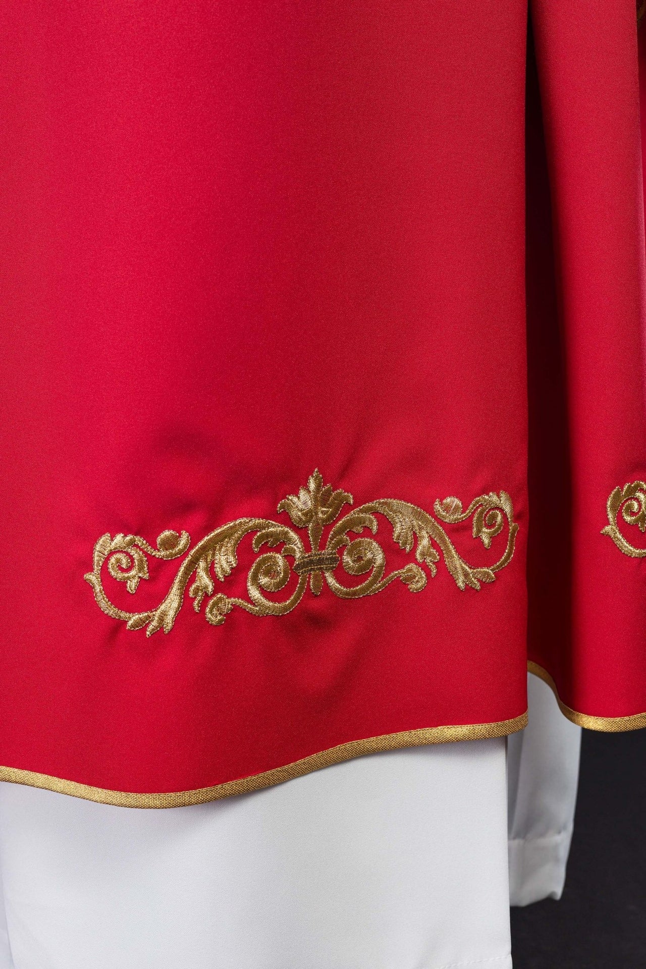 Czerwony ornat z złotym haftem IHS i ozdobnym wykończeniem