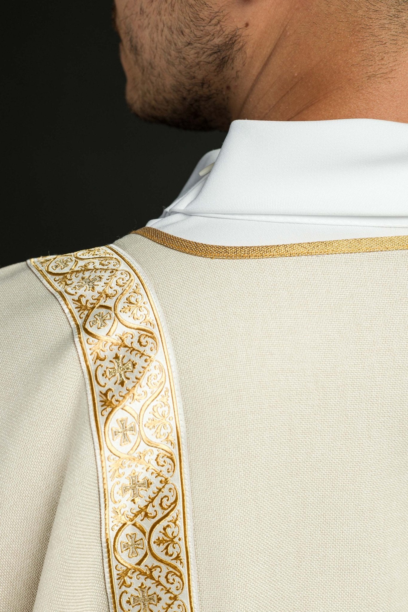 Dalmatica color ecru ornata con nastri jacquard dorati KDL/395/05/70/B - PERILPRETE.IT