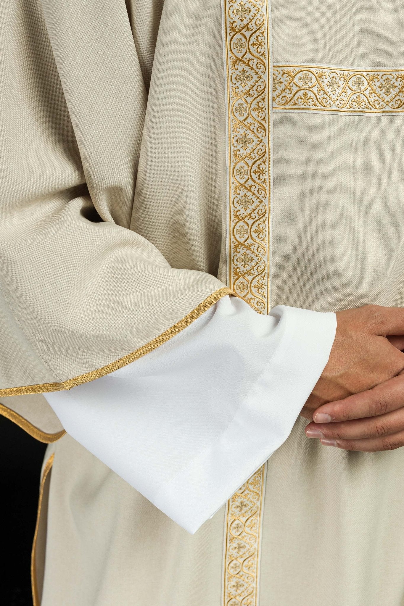 Dalmatica color ecru ornata con nastri jacquard dorati KDL/395/05/70/B - PERILPRETE.IT