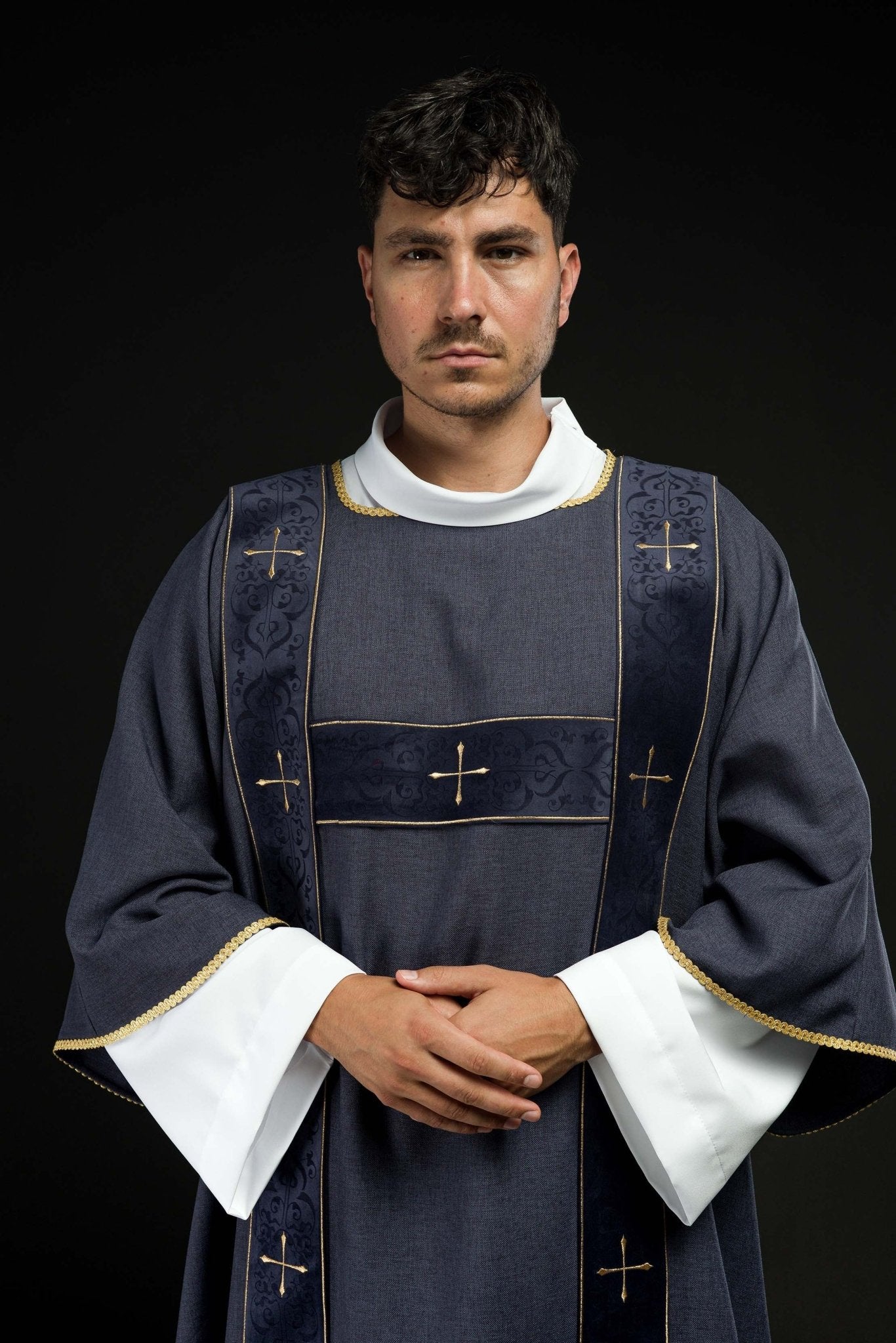 Dalmatica con fasce di velluto e croci dorate ricamate viola LE/1073/03/B - PERILPRETE.IT