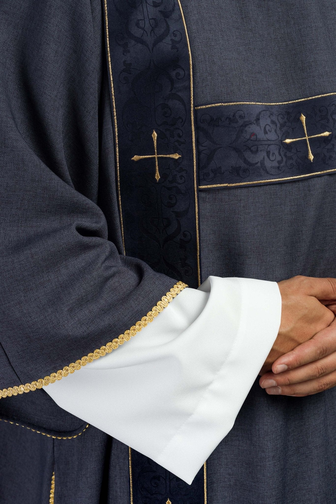 Dalmatica con fasce di velluto e croci dorate ricamate viola LE/1073/03/B - PERILPRETE.IT