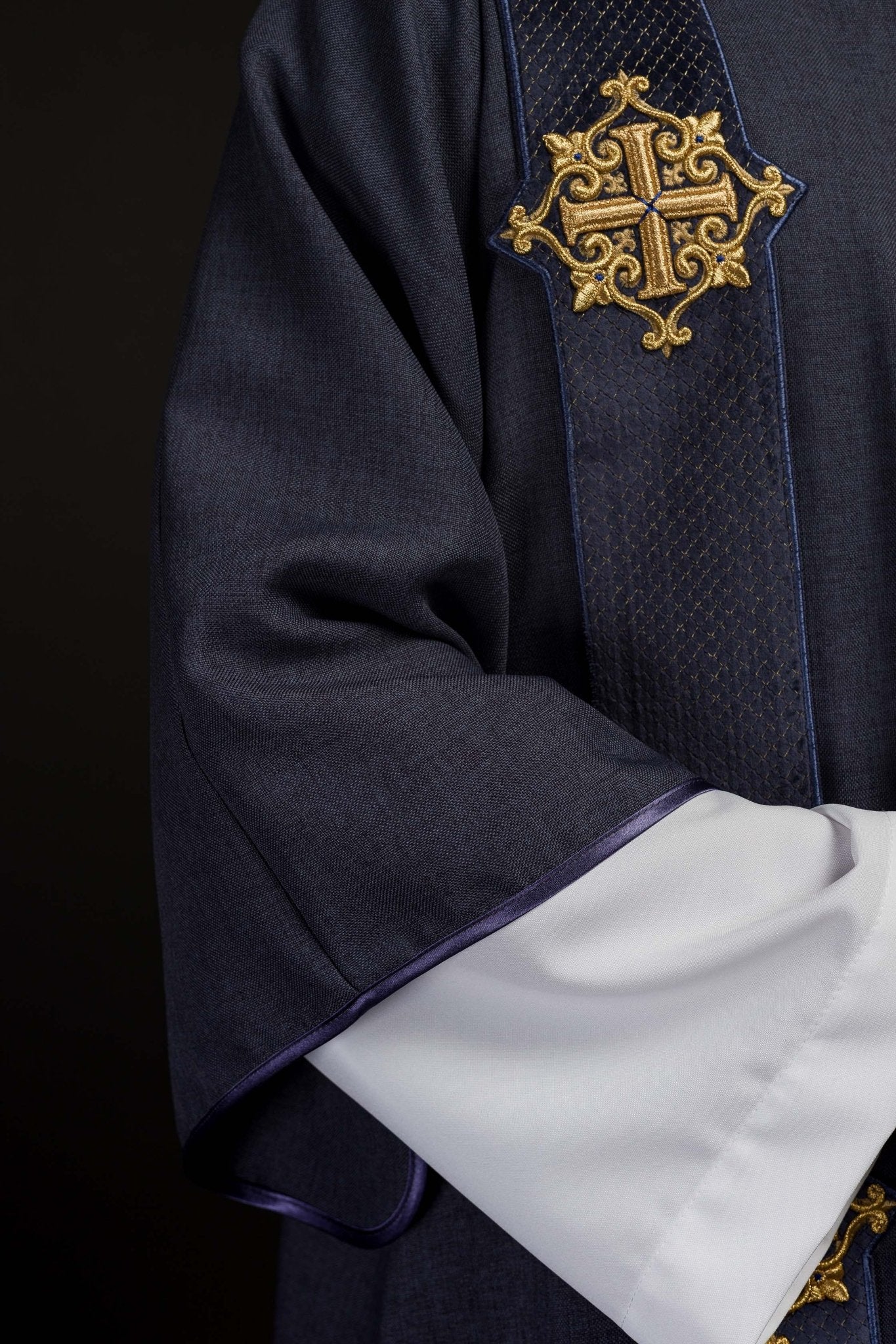 Dalmatica con fasce in velluto con simboli della Croce Viola LE/1030/03/B - PERILPRETE.IT