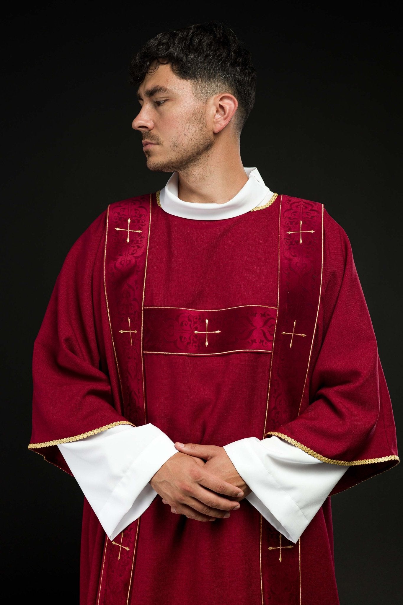 Dalmatica con fasce in velluto e croci dorate ricamate rossa LE/1073/02/B - PERILPRETE.IT