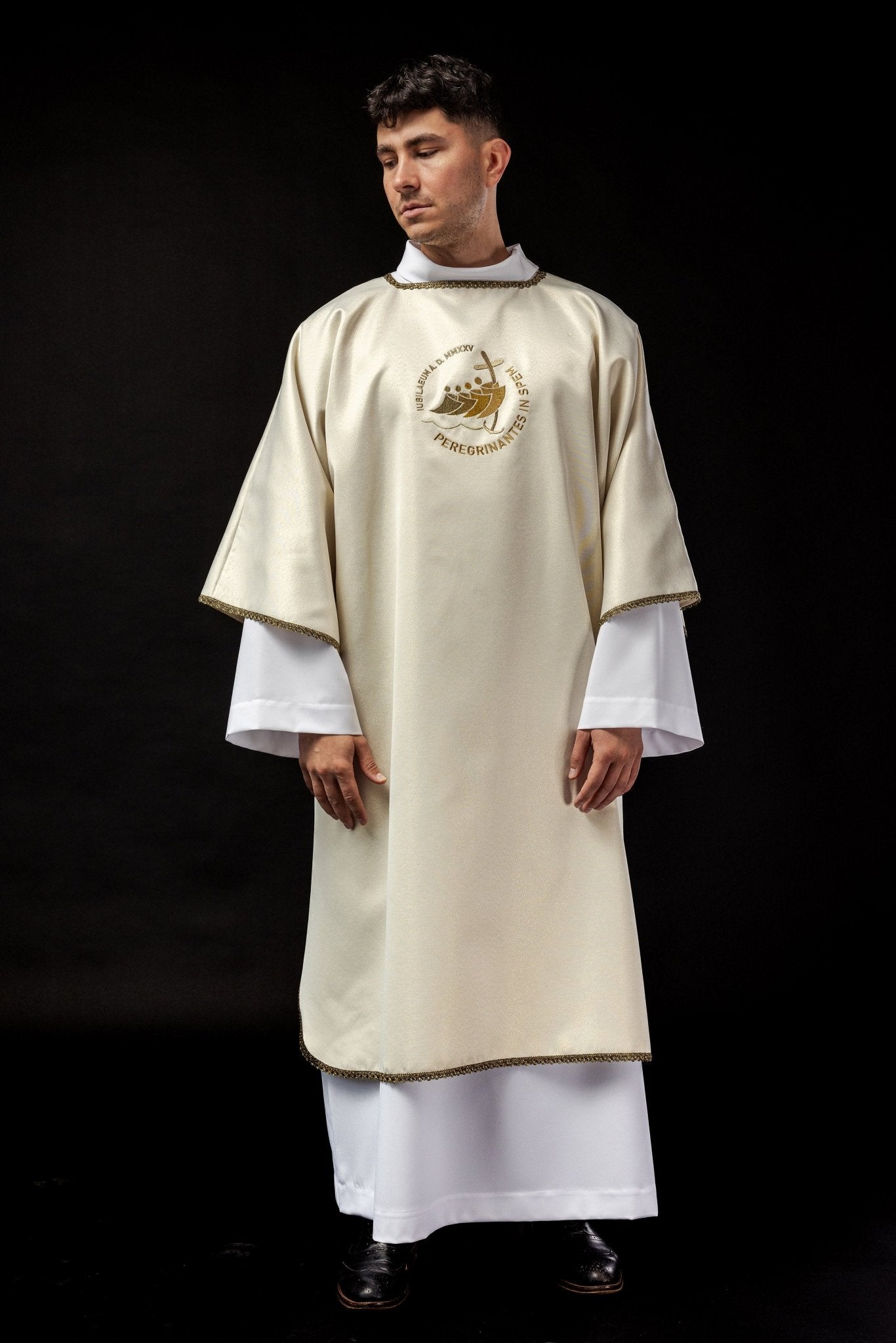 Dalmatica con ricamo JUBILY ROME 2025 su tessuto ecru lucido JR/038/05/54/D - PERILPRETE.IT
