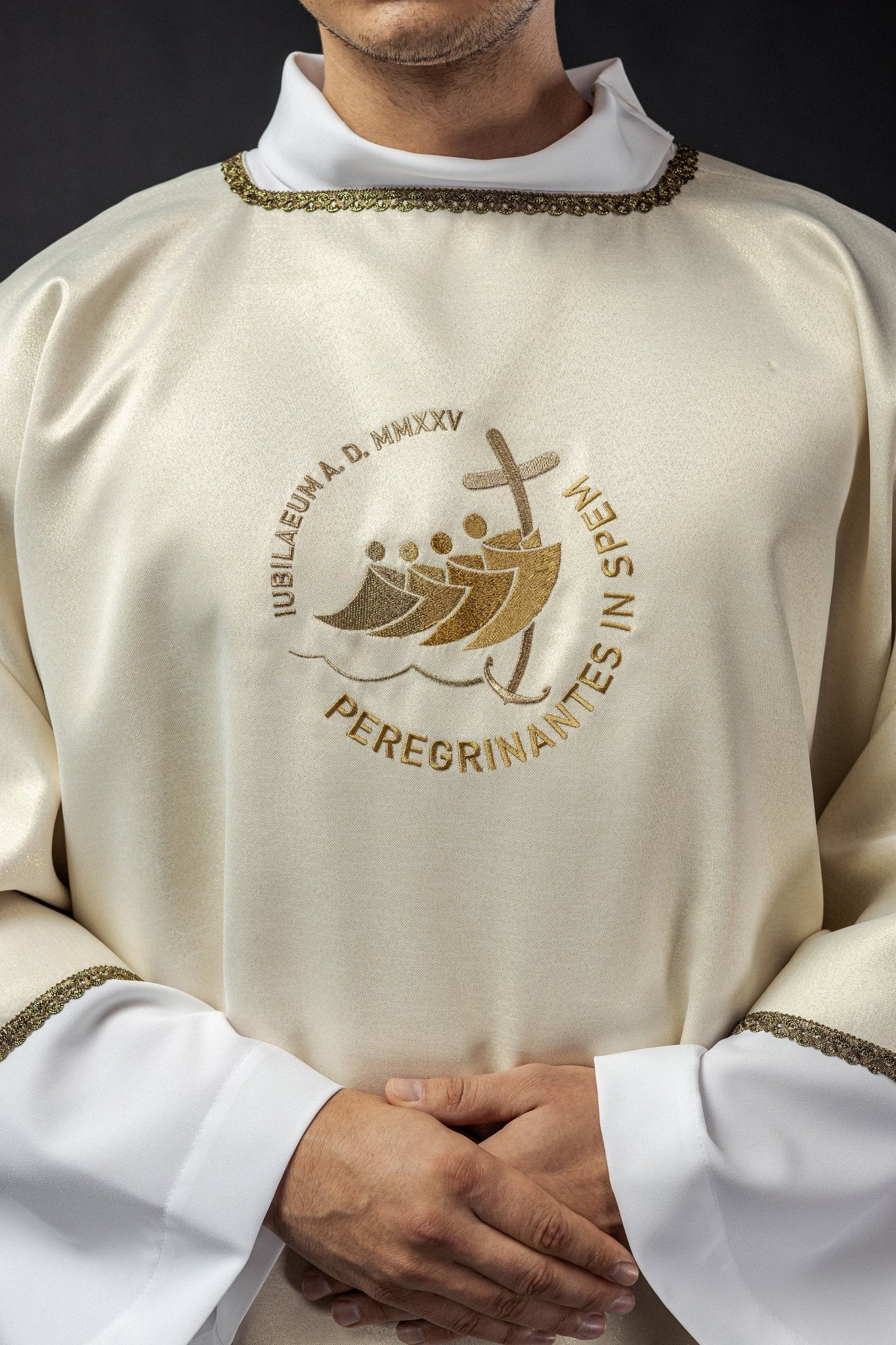 Dalmatica con ricamo JUBILY ROME 2025 su tessuto ecru lucido JR/038/05/54/D - PERILPRETE.IT