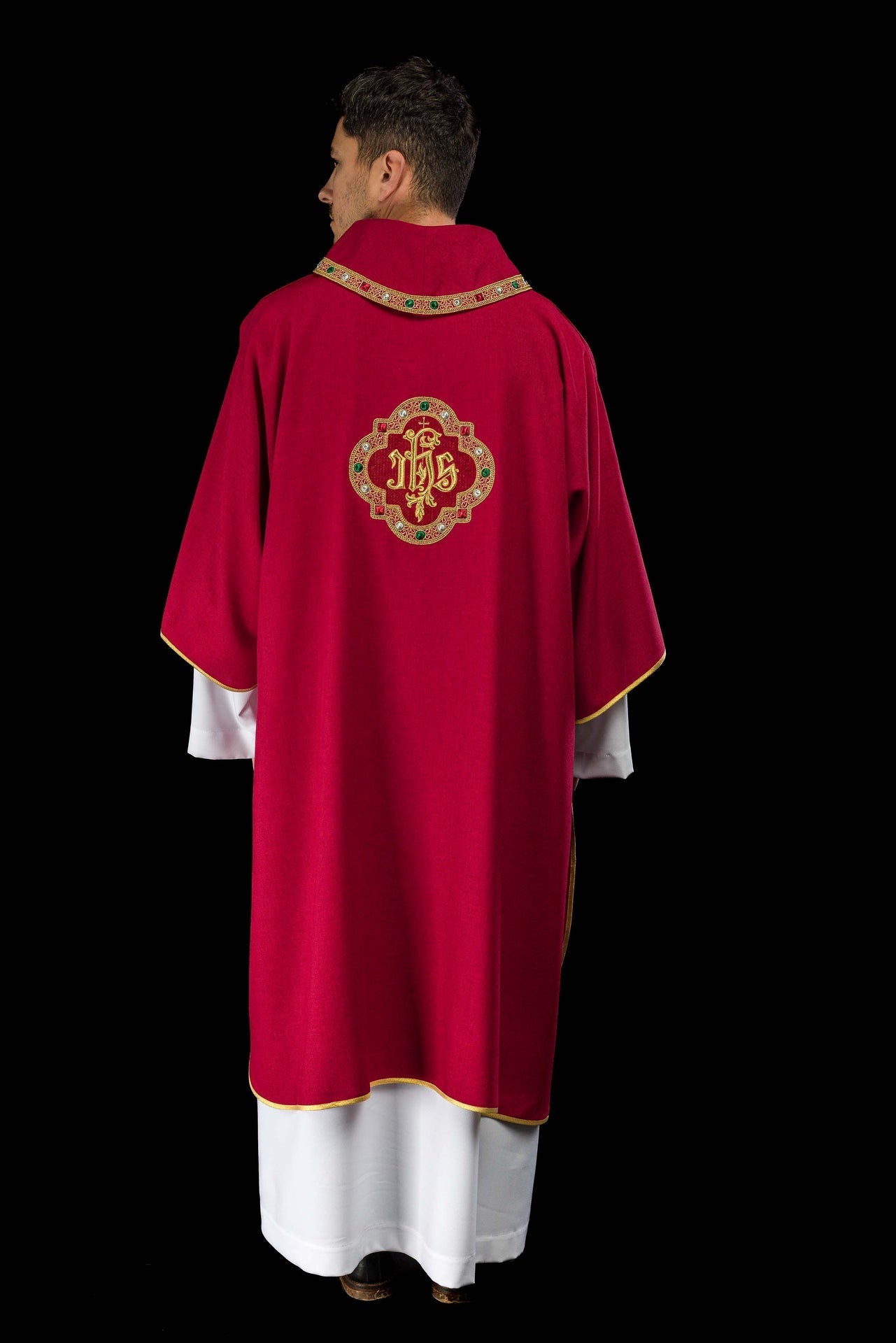 Dalmatica con simbolo IHS e colletto di colore rosso S-1073-02-70-D - PERILPRETE.IT