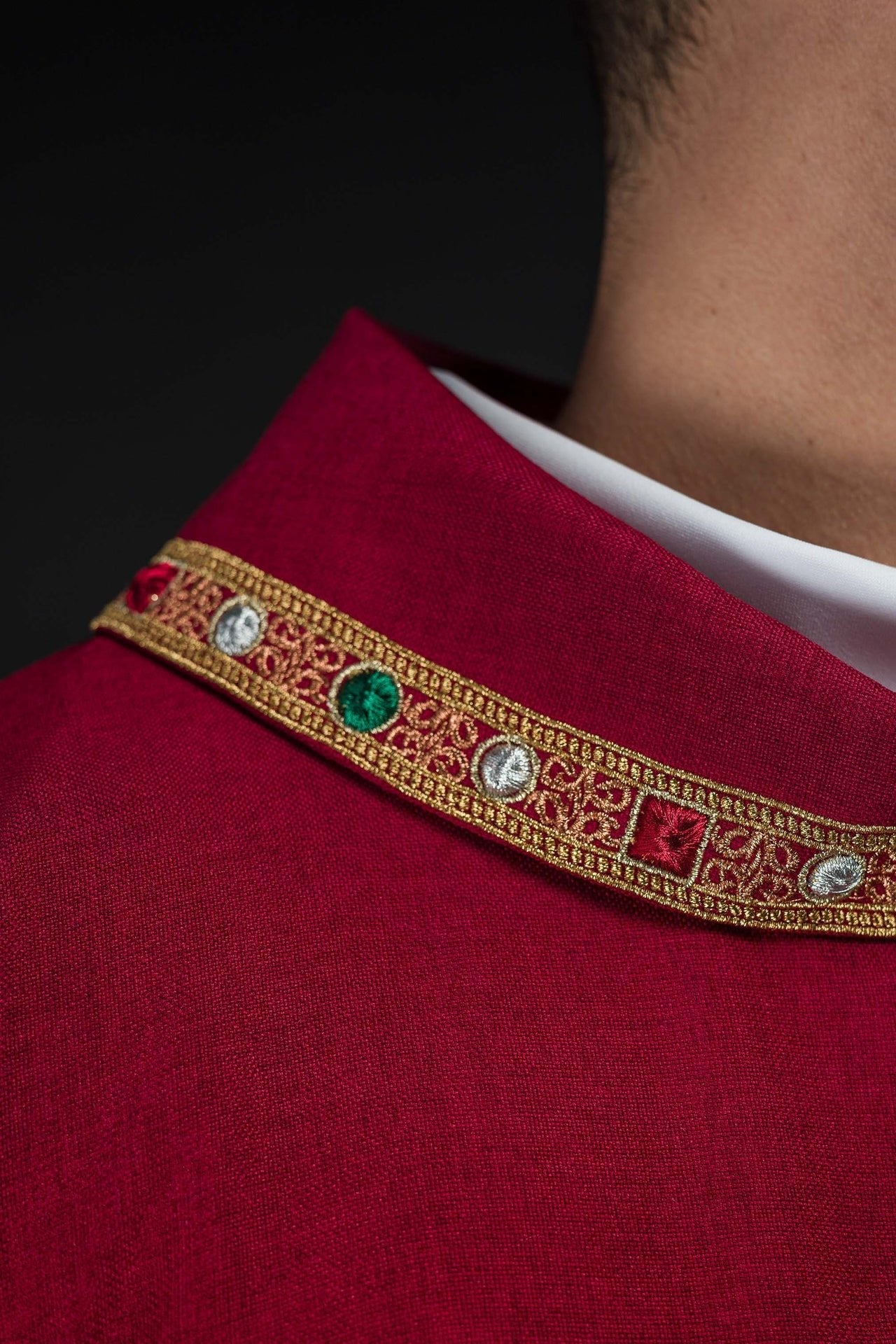 Dalmatica con simbolo IHS e colletto di colore rosso S-1073-02-70-D - PERILPRETE.IT