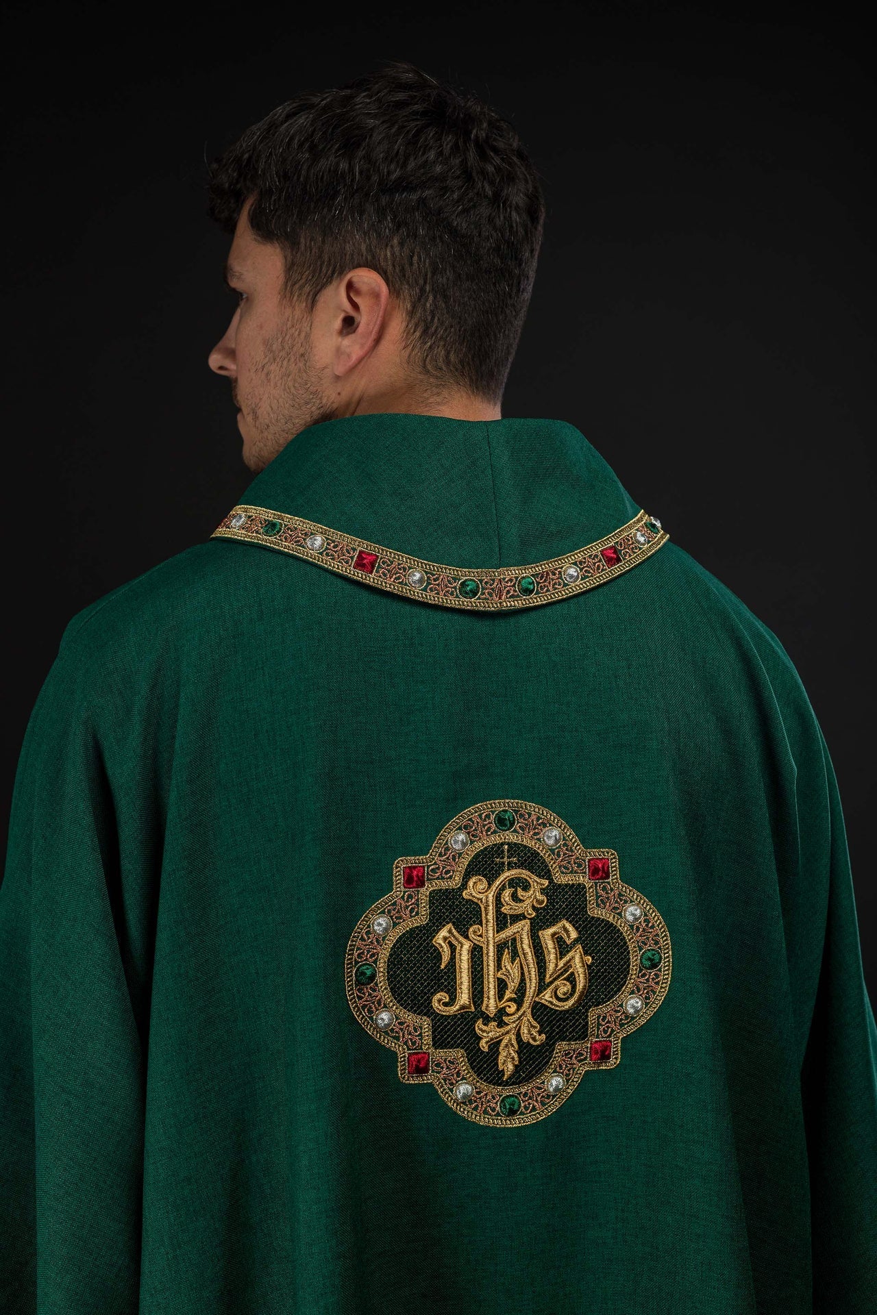 Dalmatica con simbolo IHS e colletto di colore verde S-1073-01-70-D - PERILPRETE.IT