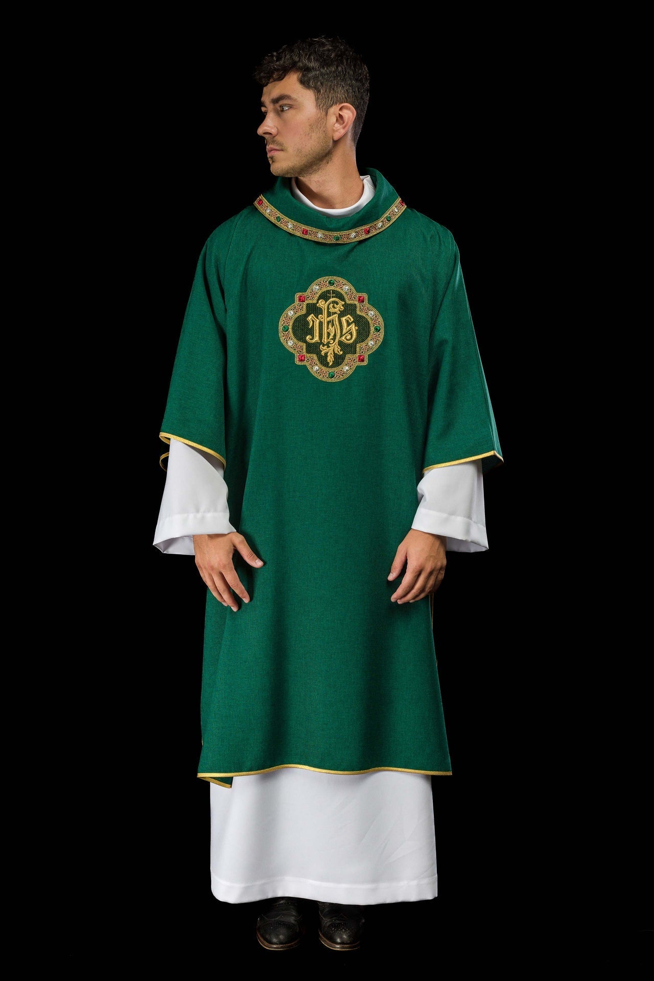 Dalmatica con simbolo IHS e colletto di colore verde S-1073-01-70-D - PERILPRETE.IT