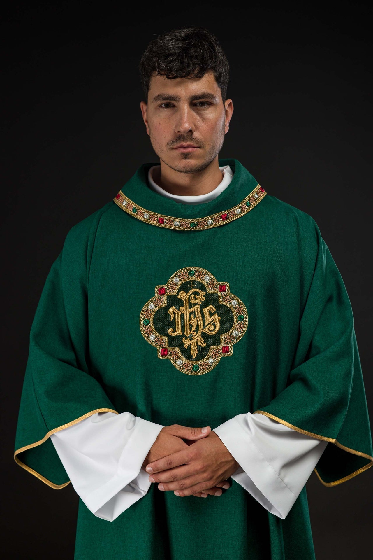 Dalmatica con simbolo IHS e colletto di colore verde S-1073-01-70-D - PERILPRETE.IT