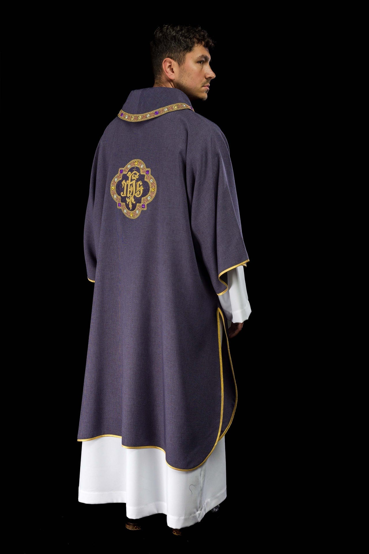 Dalmatica con simbolo IHS e colletto in colore viola S-1073-03-70-D - PERILPRETE.IT