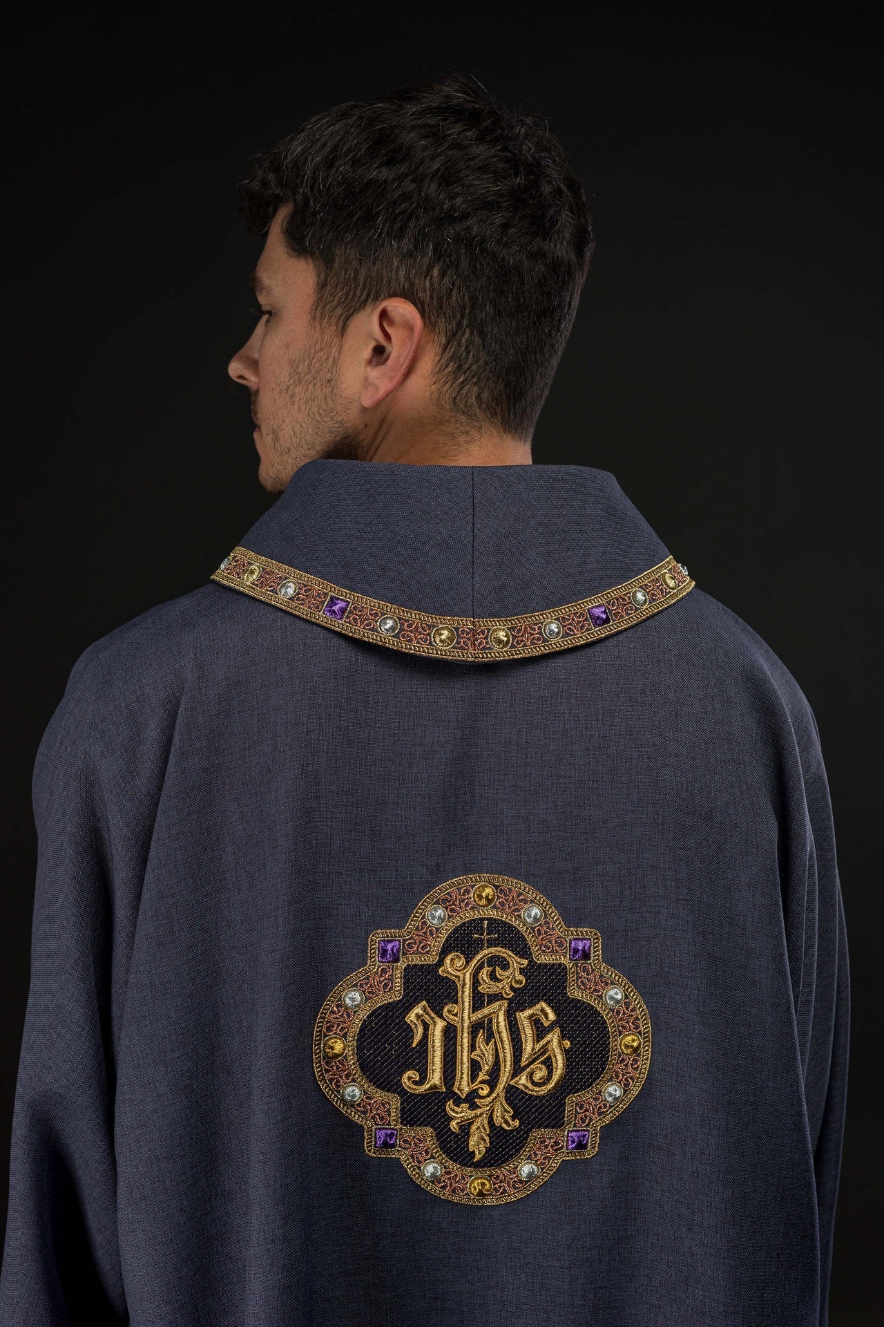 Dalmatica con simbolo IHS e colletto in colore viola S-1073-03-70-D - PERILPRETE.IT