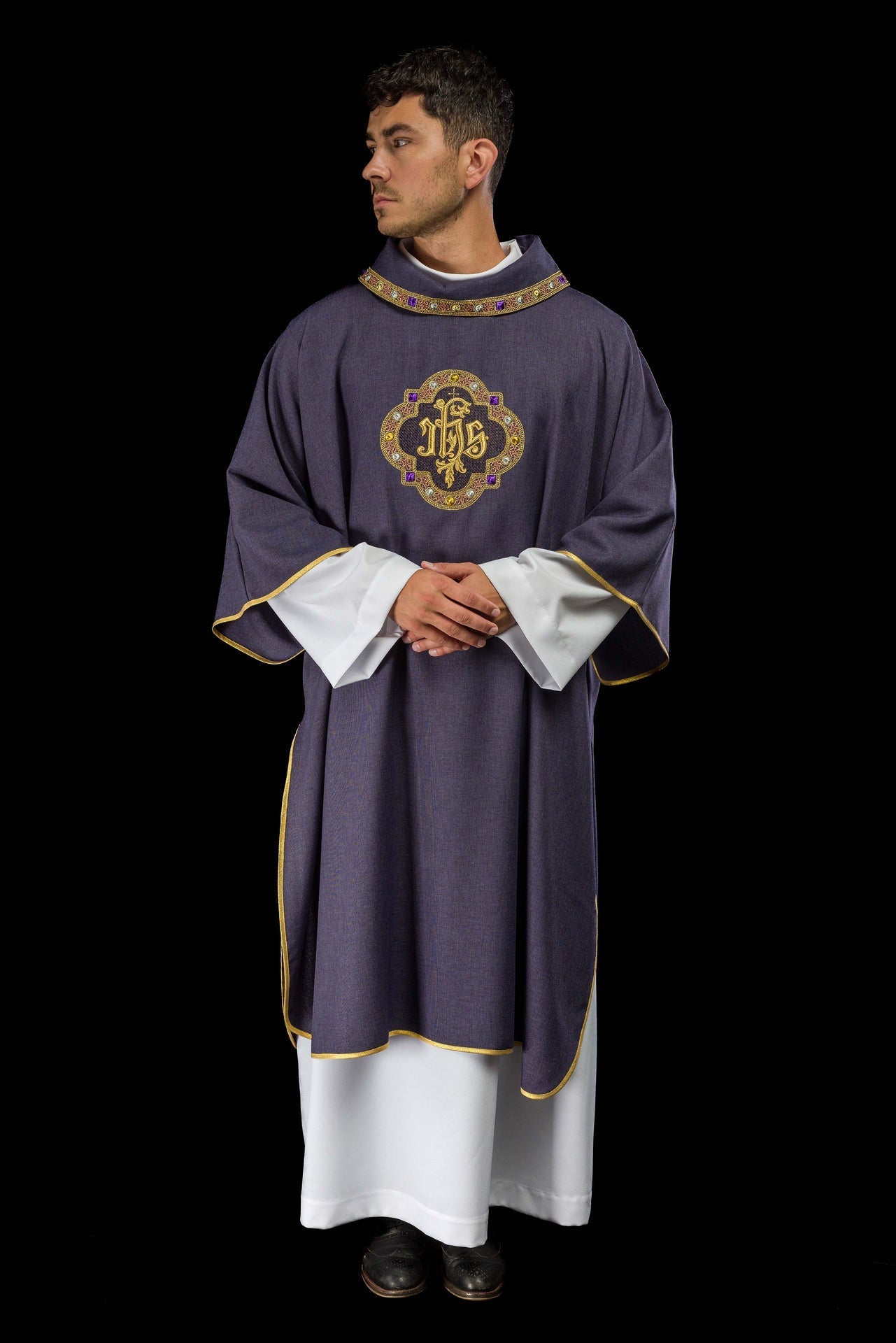Dalmatica con simbolo IHS e colletto in colore viola S-1073-03-70-D - PERILPRETE.IT