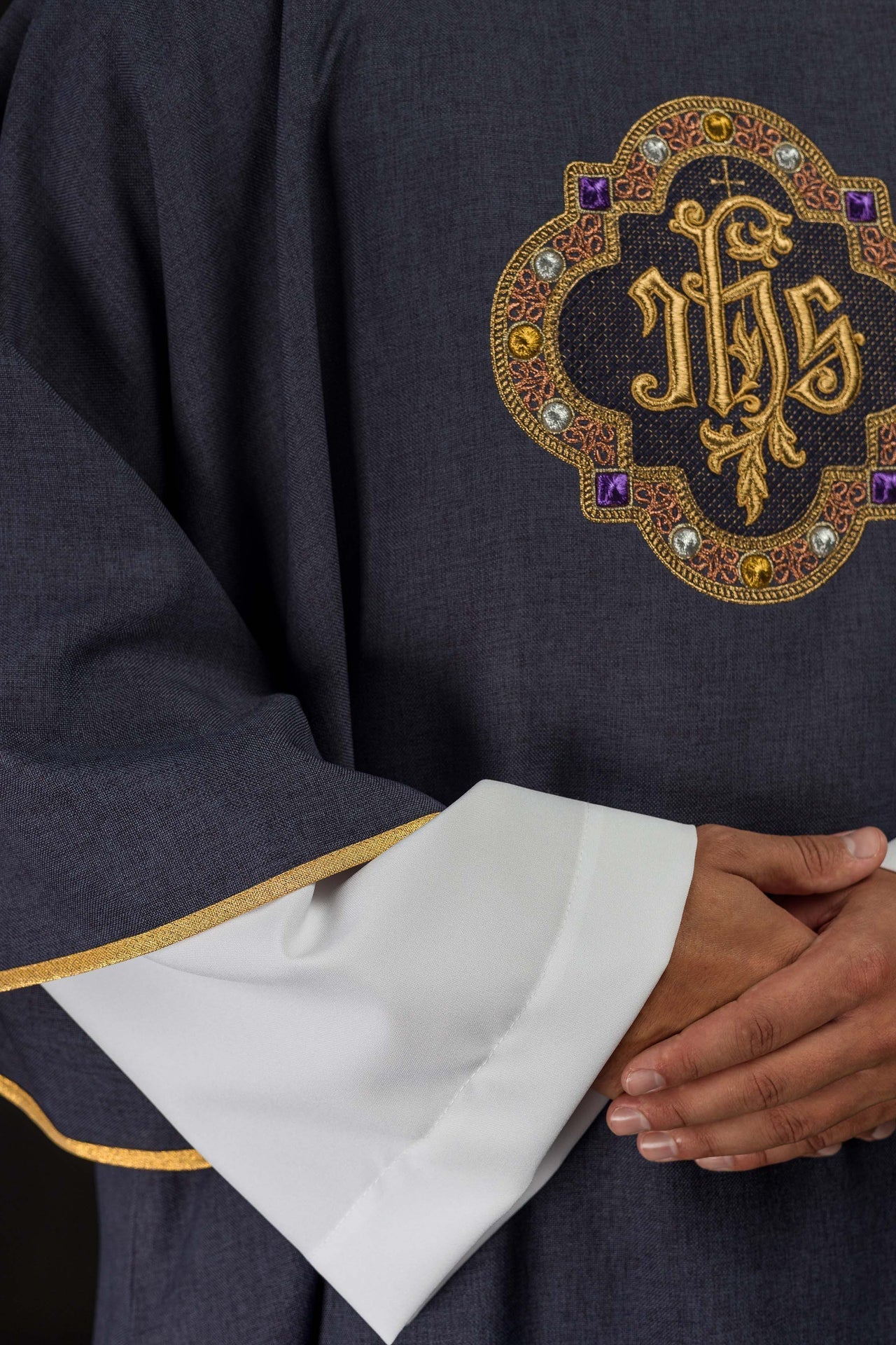 Dalmatica con simbolo IHS e colletto in colore viola S-1073-03-70-D - PERILPRETE.IT