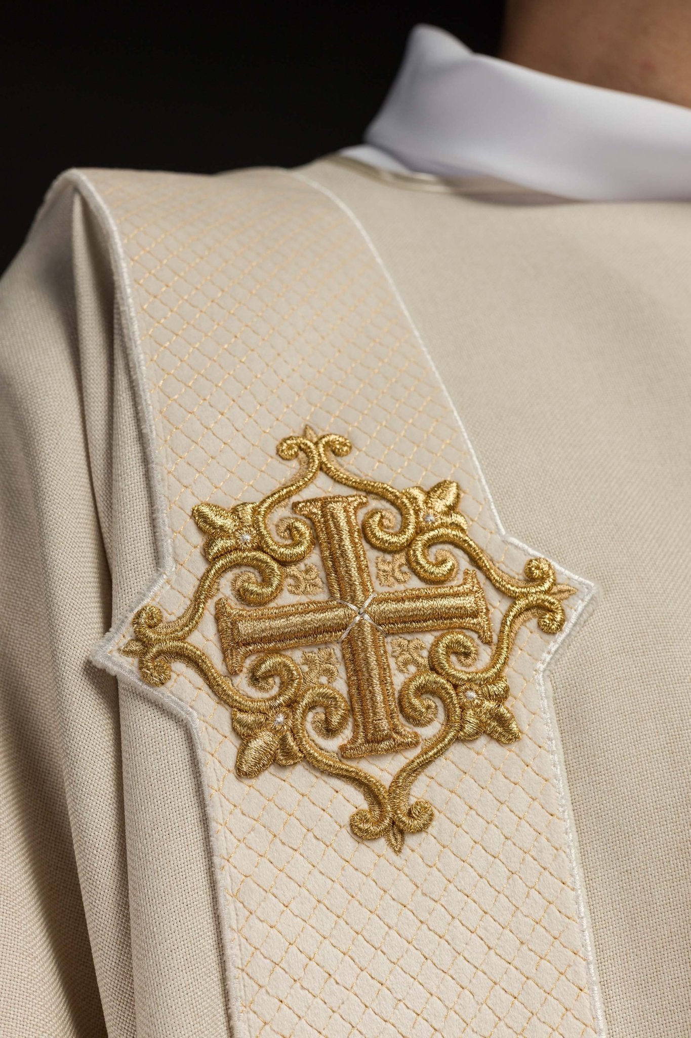 Dalmatica ecru con bande in velluto e simboli della Croce LE/1030/05/B - PERILPRETE.IT