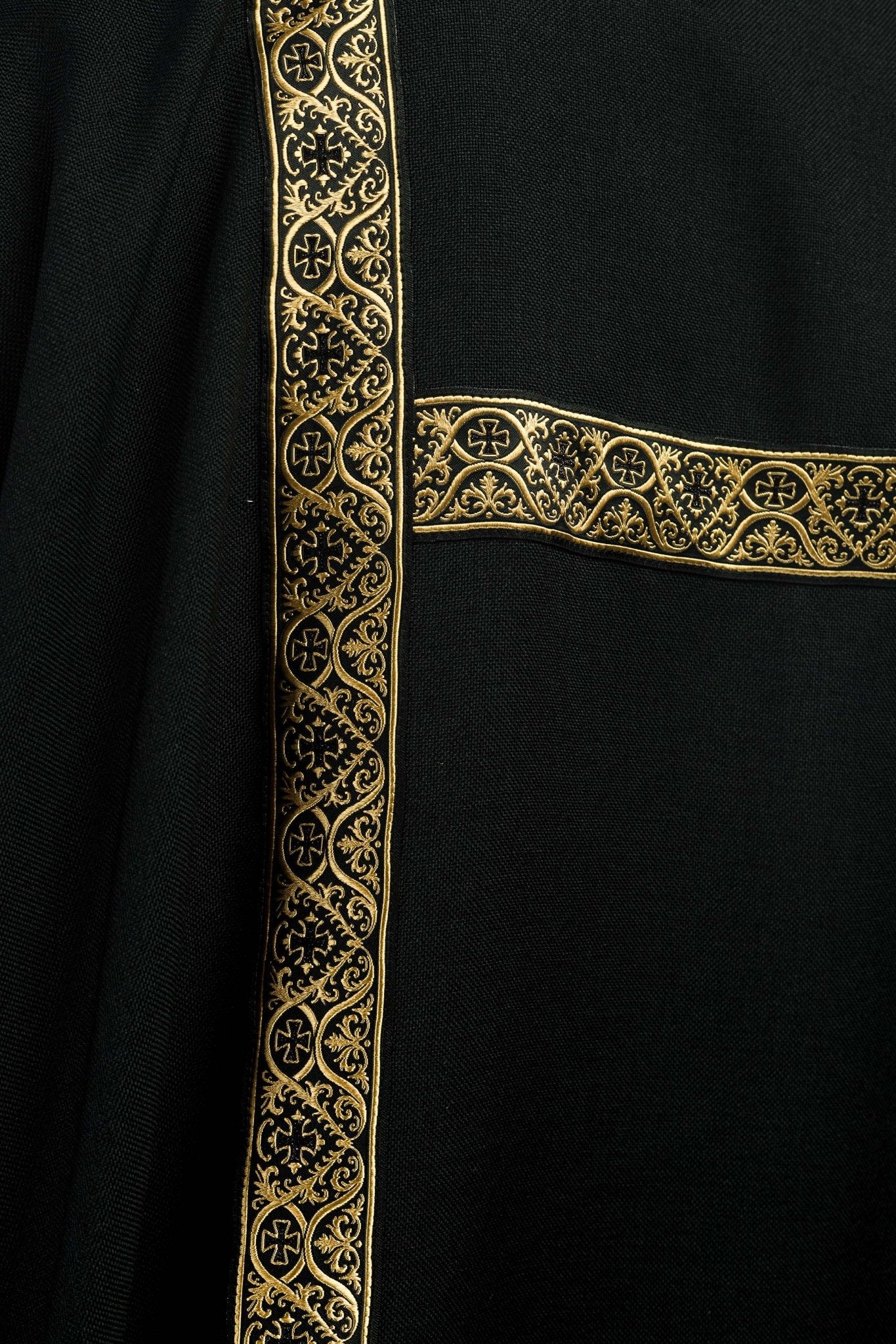 Dalmatica nera ornata con nastri jacquard dorati KDL/395/07/70/B - PERILPRETE.IT