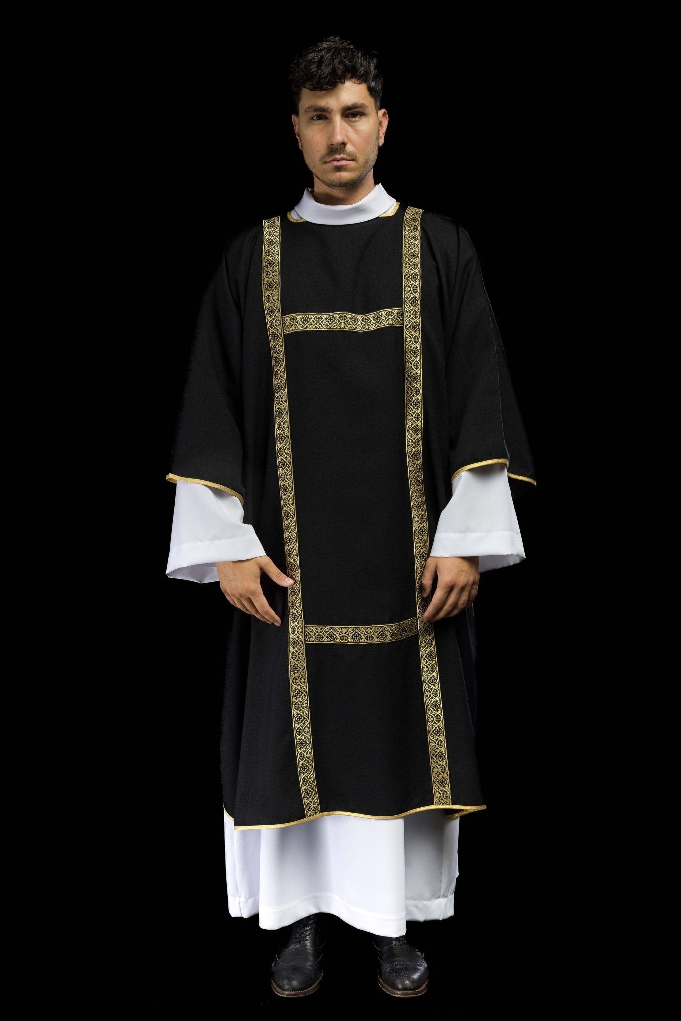 Dalmatica nera ornata con nastri jacquard dorati KDL/395/07/70/B - PERILPRETE.IT