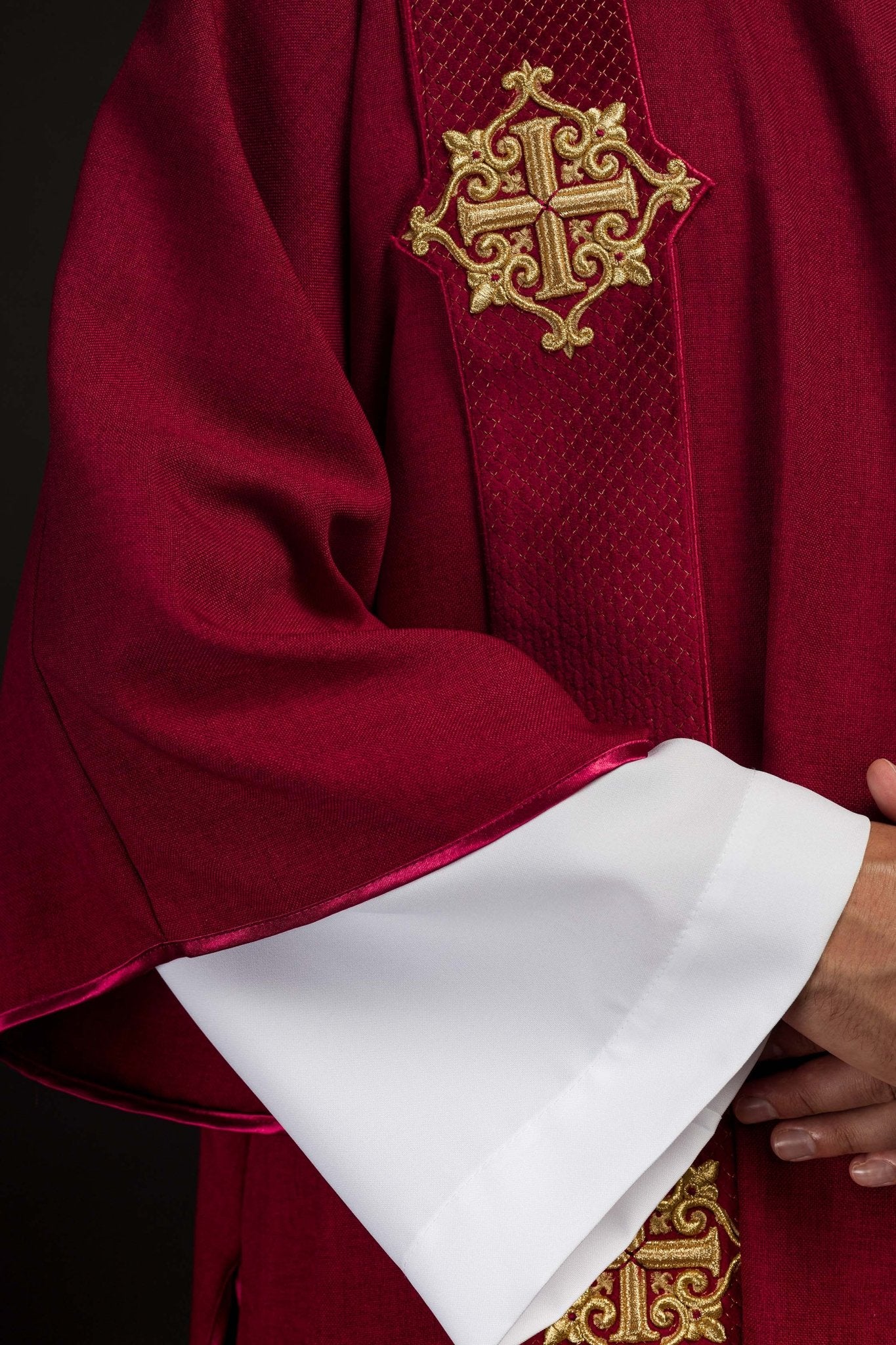 Dalmatica rossa con bande in velluto e simboli della Croce LE/1030/02/B - PERILPRETE.IT