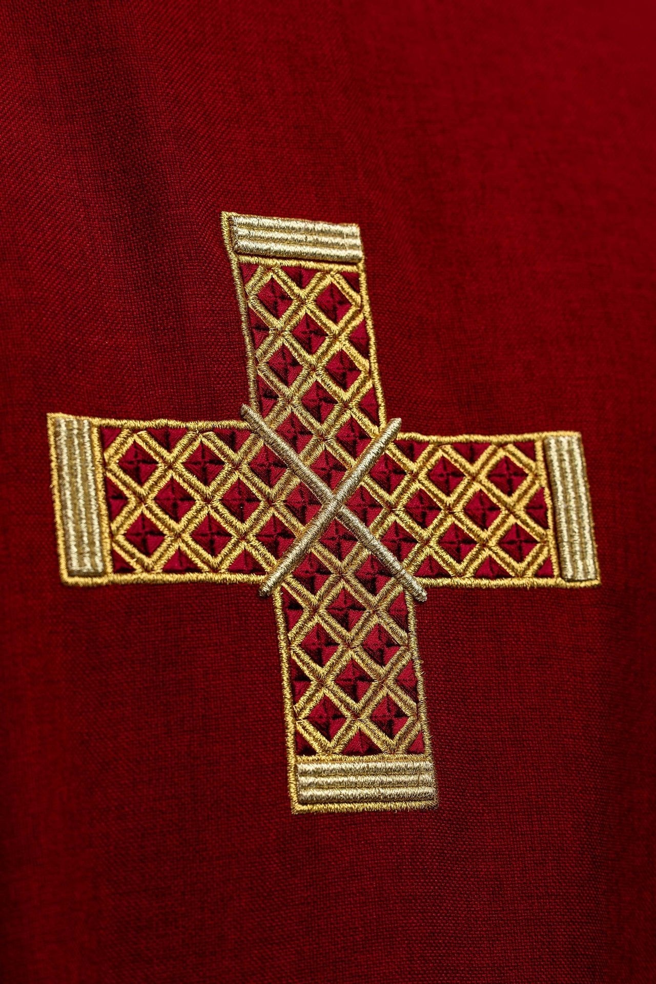 Dalmatica rossa con croci ricamate e colletto S-1070-02-70-D DALMATYK - PERILPRETE.IT