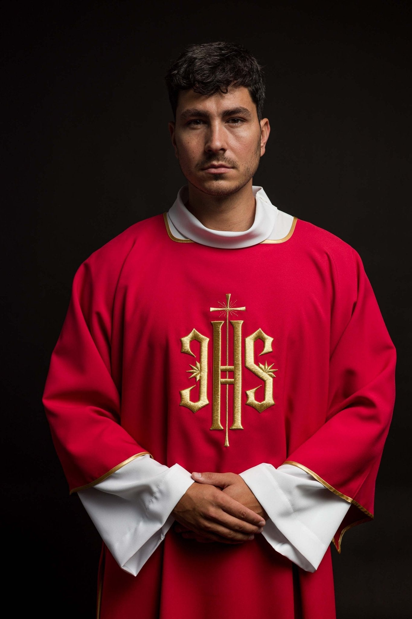 Dalmatica rossa con motivo ricamato IHS KDL/215/02/12/D - PERILPRETE.IT