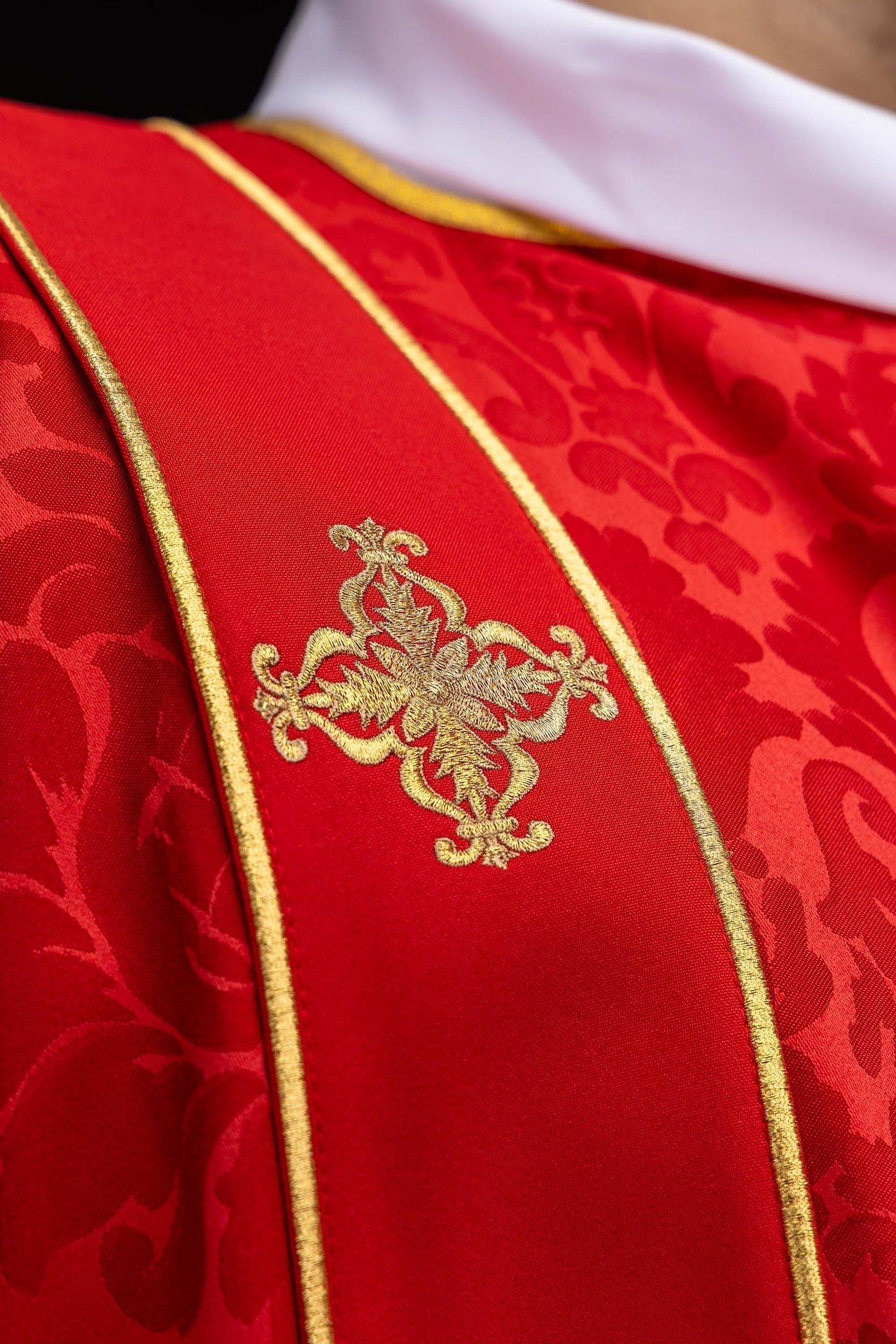 Dalmatica rossa in jacquard con bande e croci dorate ricamate KDL/284/02/81/B - PERILPRETE.IT