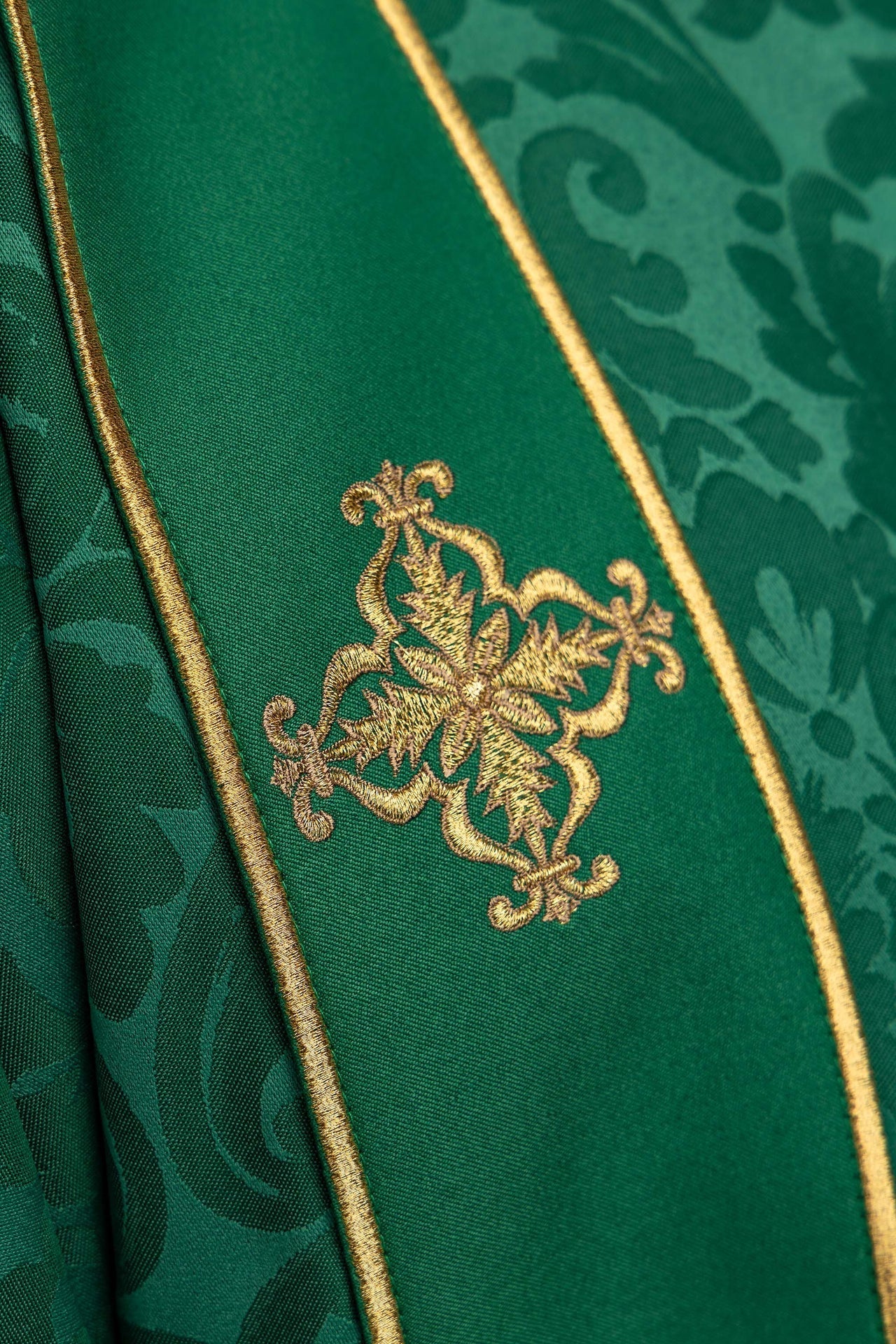 Dalmatica verde in jacquard con bande e croci dorate ricamate KDL/284/01/81/B - PERILPRETE.IT