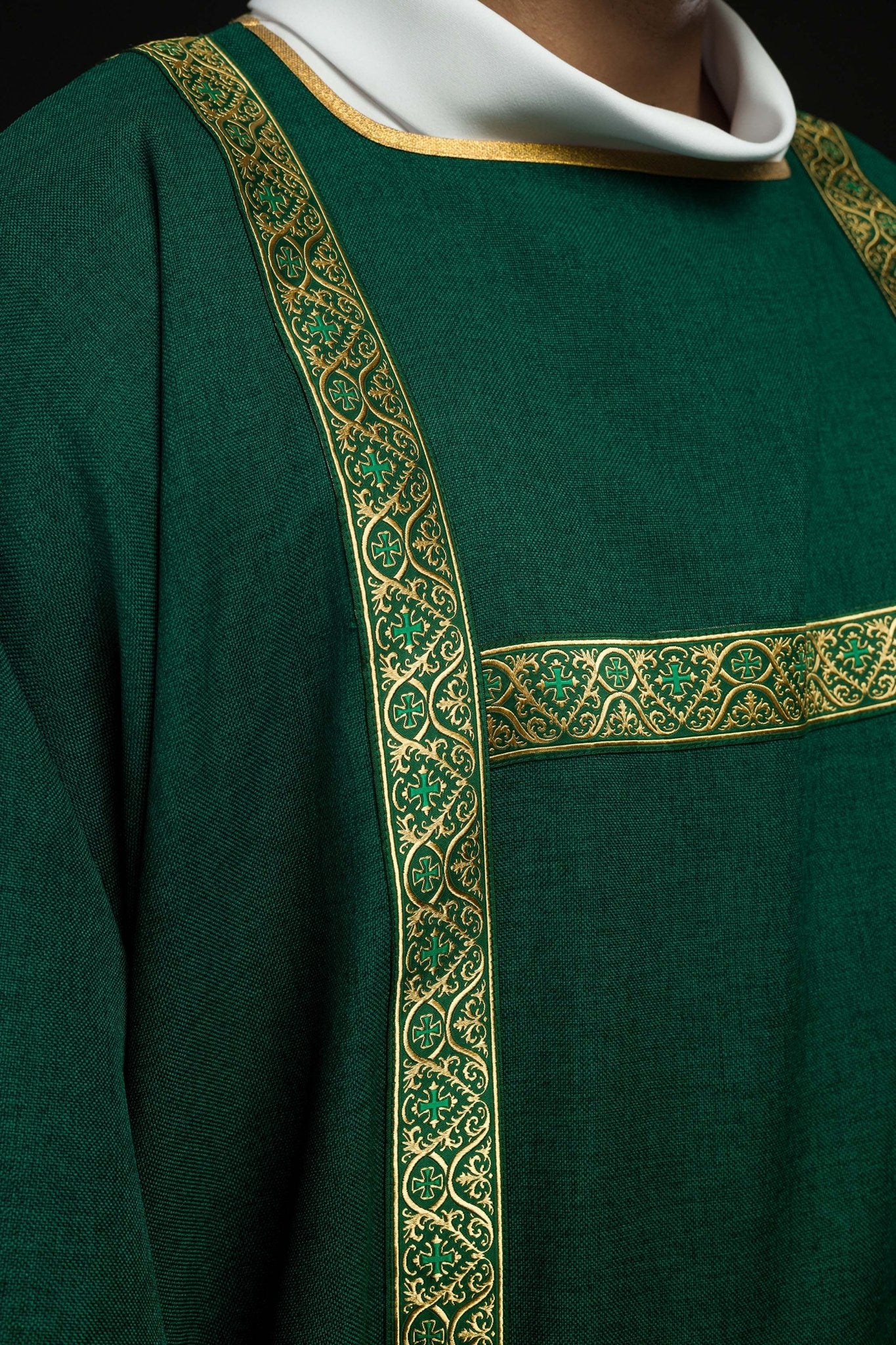 Dalmatica verde ornata con nastri jacquard dorati KDL/395/01/70/B - PERILPRETE.IT