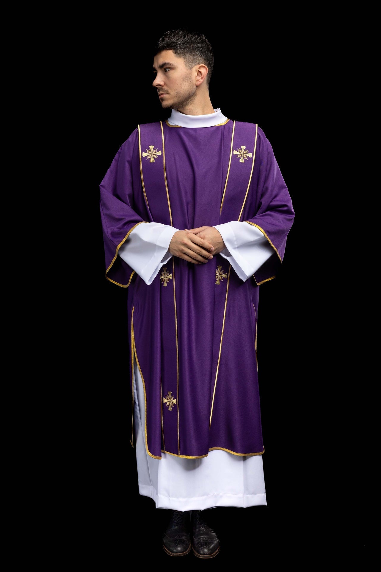 Dalmatica viola con bande e croci dorate ricamate KDL/285/03/53/B - PERILPRETE.IT
