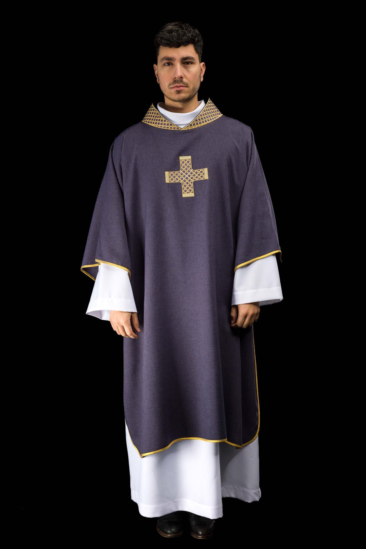 Dalmatica viola con croci ricamate e colletto S-1070-03-70-D DALMATYK - PERILPRETE.IT