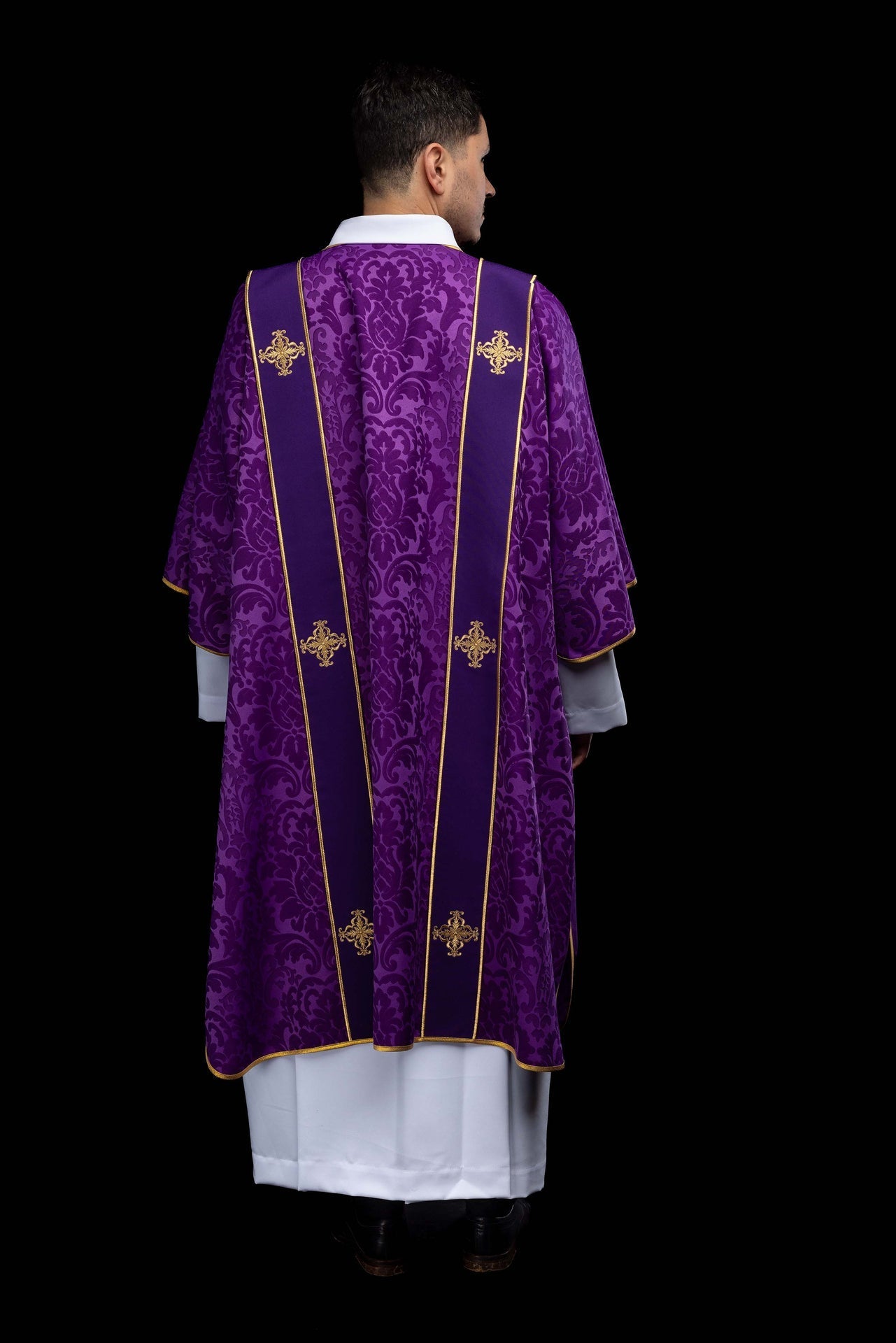 Dalmatica viola in jacquard con bande e croci dorate ricamate KDL/284/03/81/B - PERILPRETE.IT