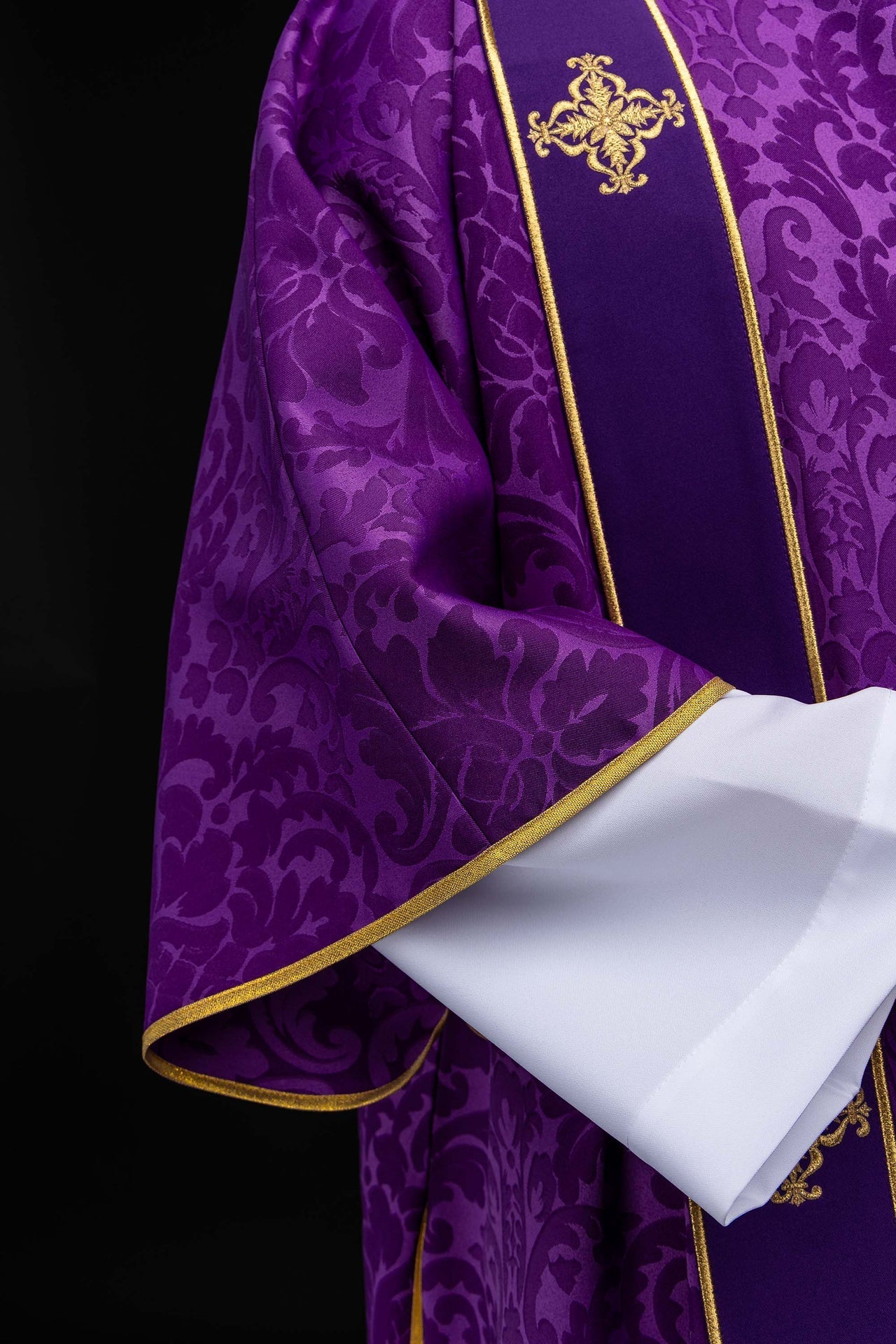 Dalmatica viola in jacquard con bande e croci dorate ricamate KDL/284/03/81/B - PERILPRETE.IT