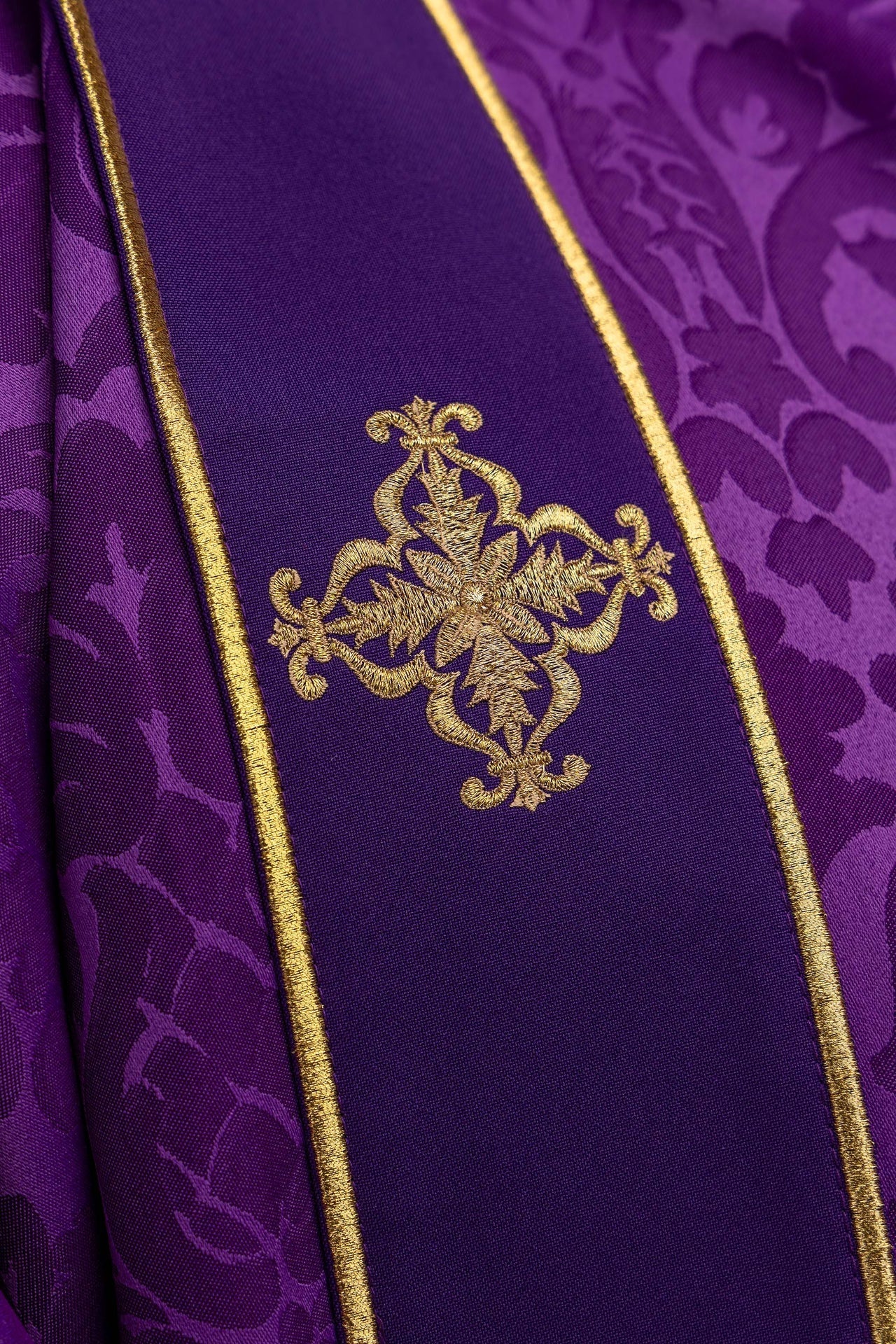Dalmatica viola in jacquard con bande e croci dorate ricamate KDL/284/03/81/B - PERILPRETE.IT