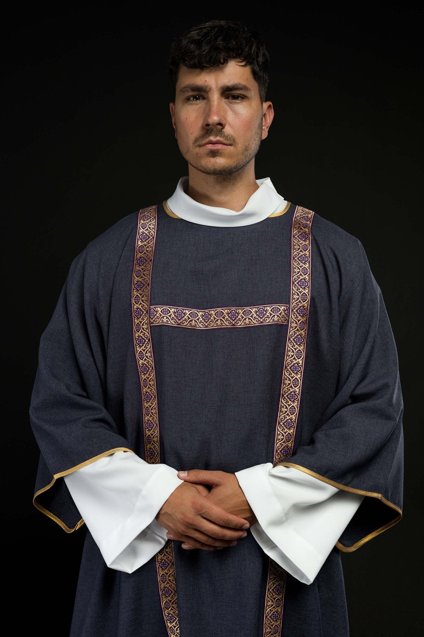 Dalmatica viola ornata con nastri jacquard dorati KDL/395/03/70/B - PERILPRETE.IT