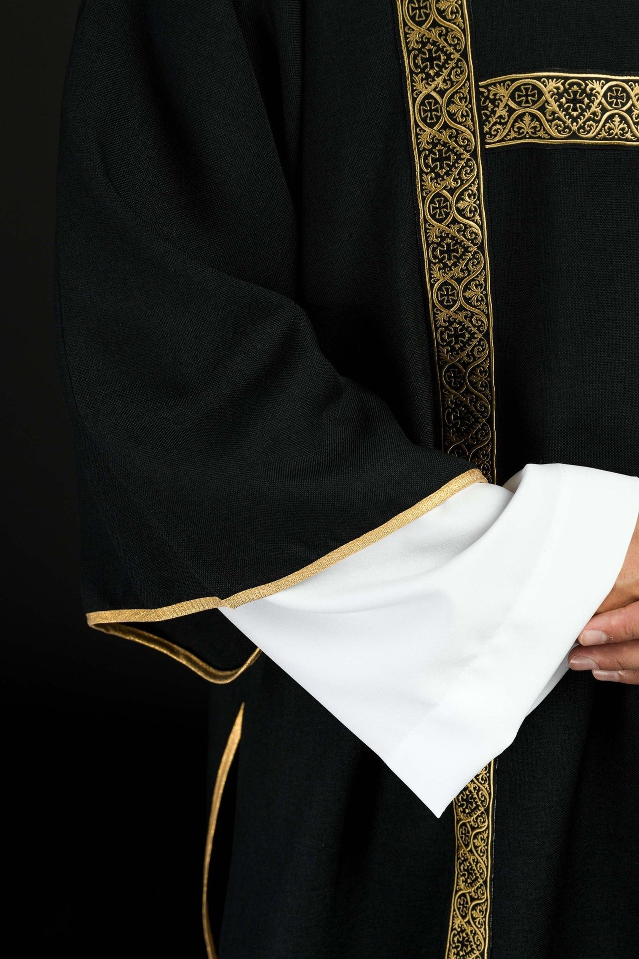 Dalmatyka czarna ozdobiona złotymi tasiemkami żakardowymi
