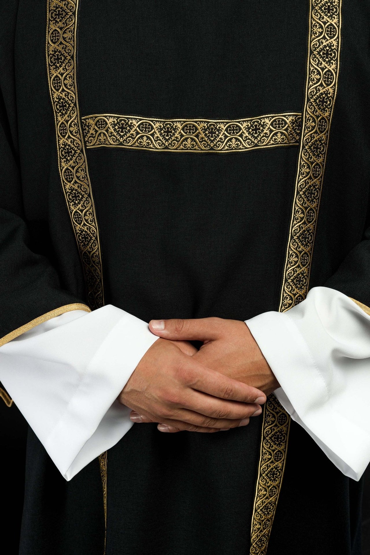 Dalmatyka czarna ozdobiona złotymi tasiemkami żakardowymi