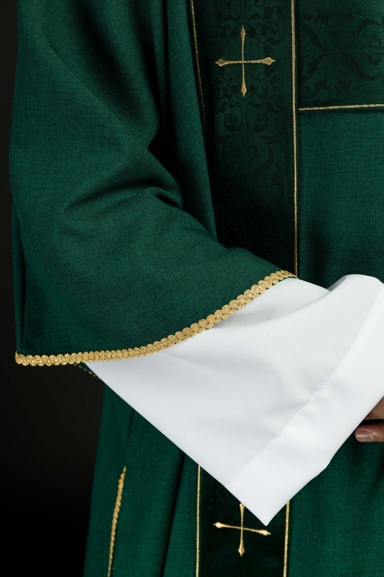 Dalmatyka z aksamitnymi pasami i haftowanymi złotymi krzyżami zielona