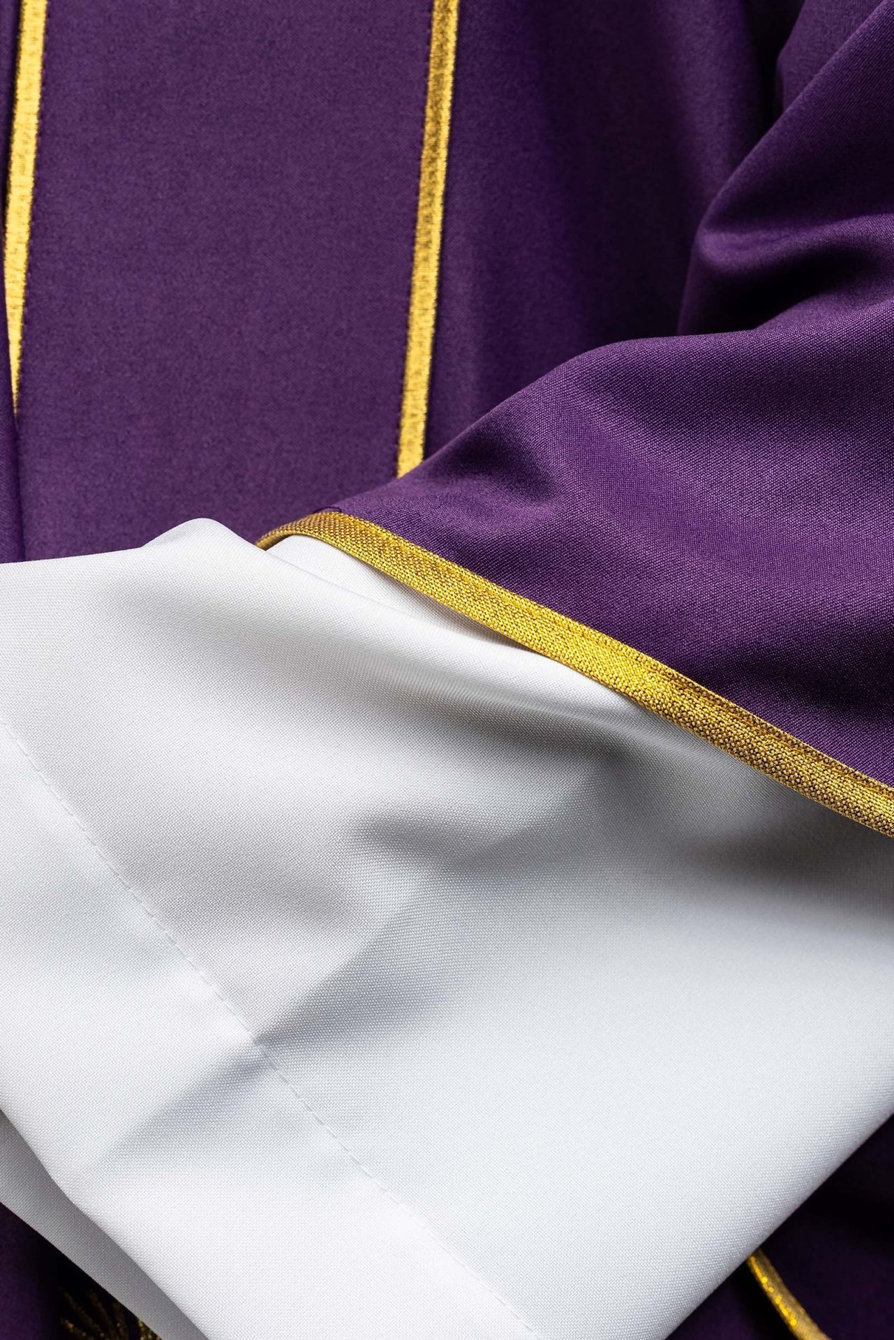 Dalmatyka z pasami i haftowanymi złotymi krzyżami fioletowa