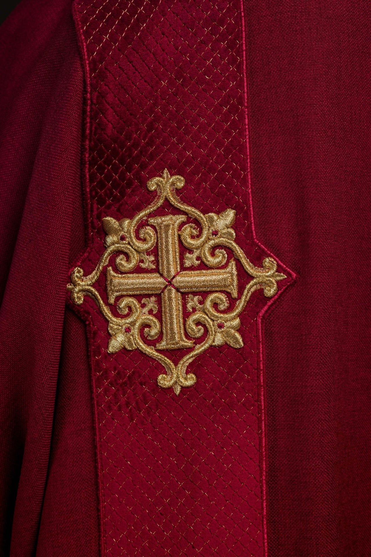 Dalmatyka z pasami na aksamicie z symbolami Krzyża Czerwona