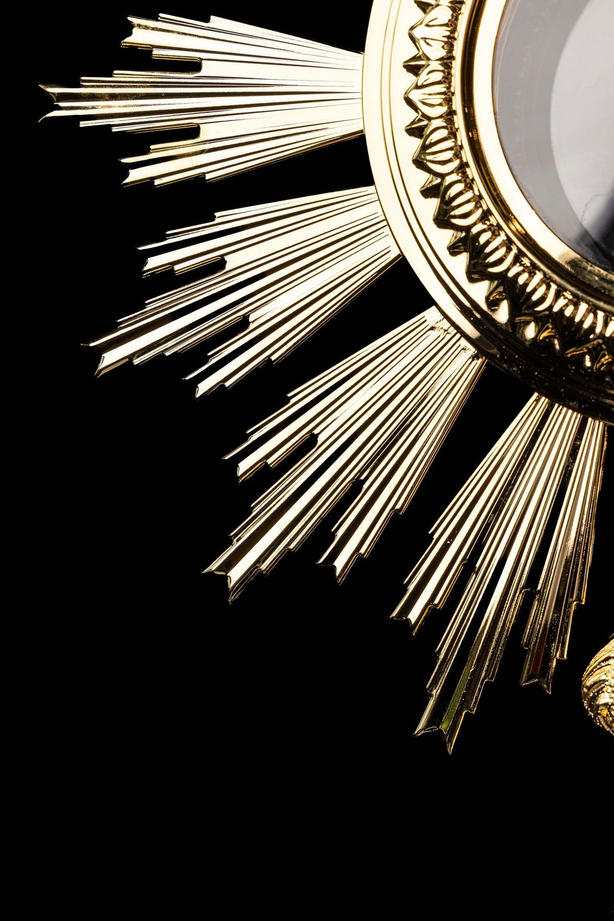 Ostensorio, particolare dei raggi dorati e della cornice ornamentale