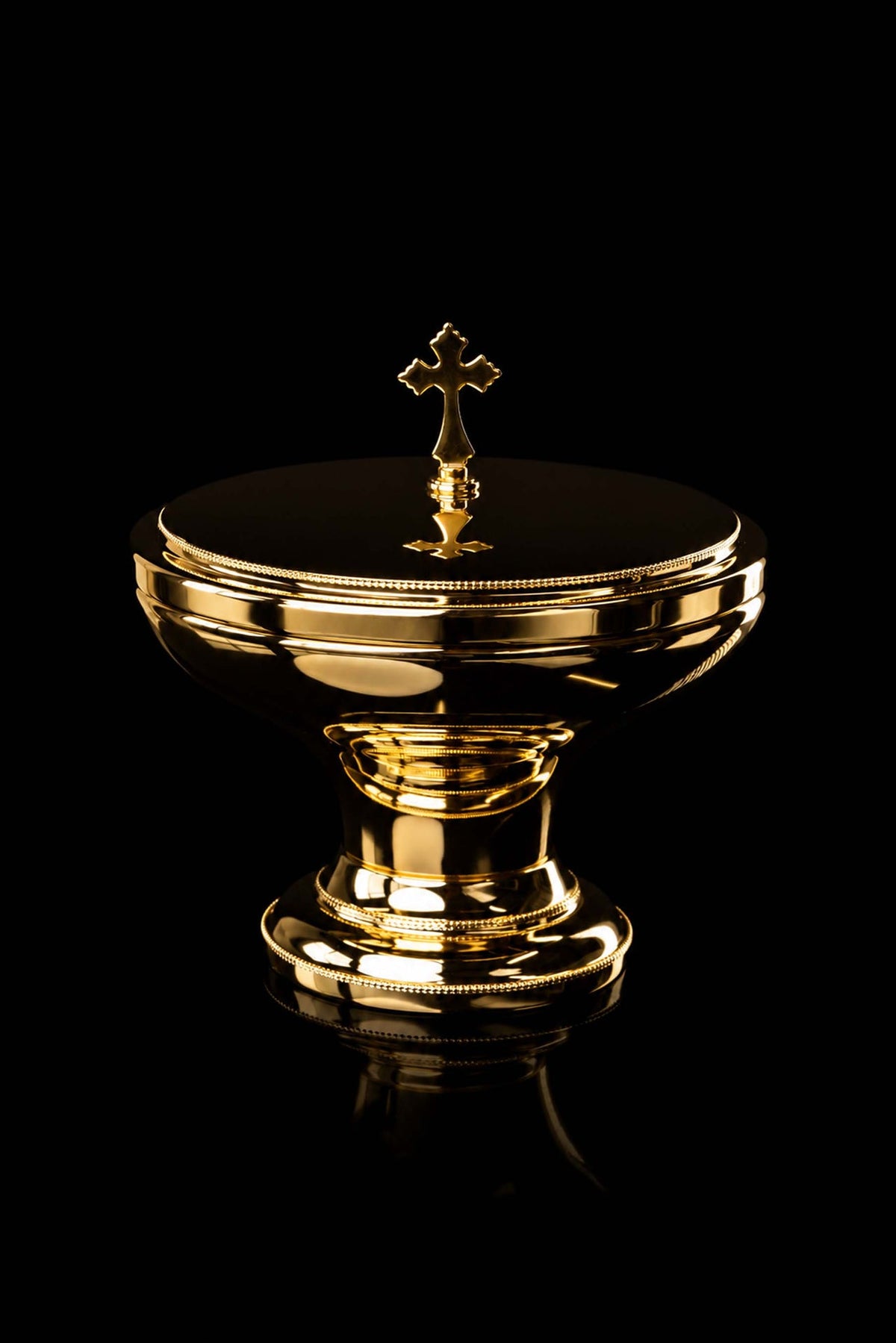 Pisside in ottone placcato oro con calice e patena, 15 cm, vista frontale con croce sul coperchio