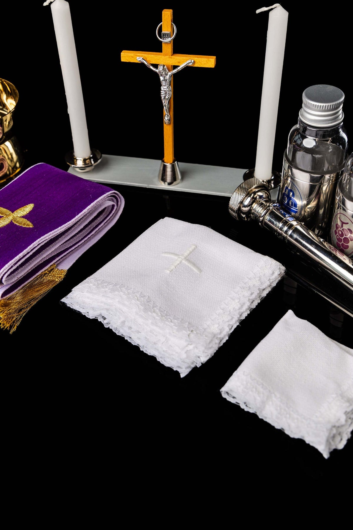 Valigetta liturgica con altarino e croce, candele, crocifisso e ampolle