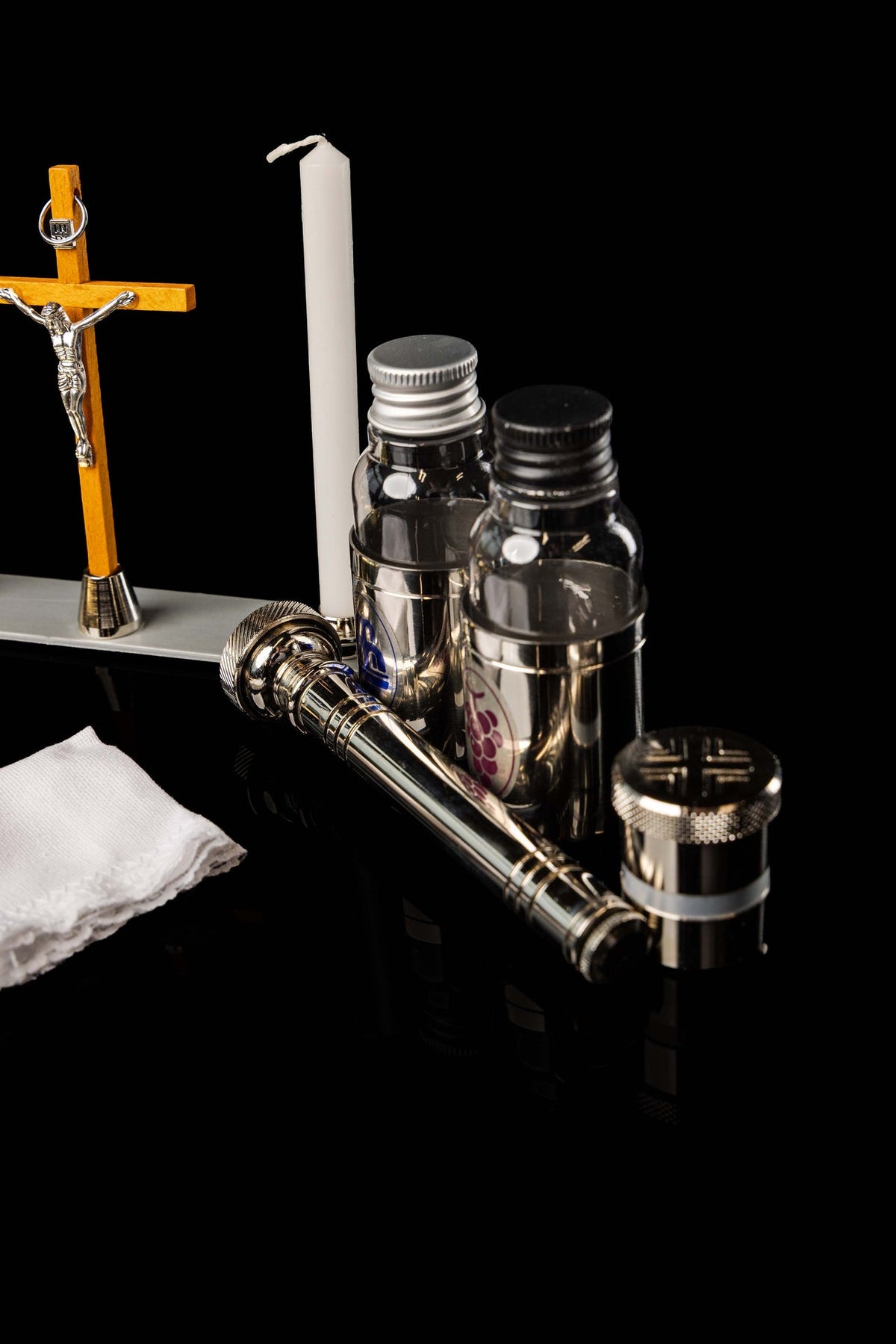 Valigetta liturgica con altarino e croce aperta, con croce, candela e accessori sacri